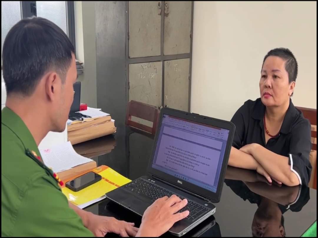 Bắt người phụ nữ giả hồ sơ đặt cọc mua đất chiếm đoạt tiền người kh&aacute;c- Ảnh 1.