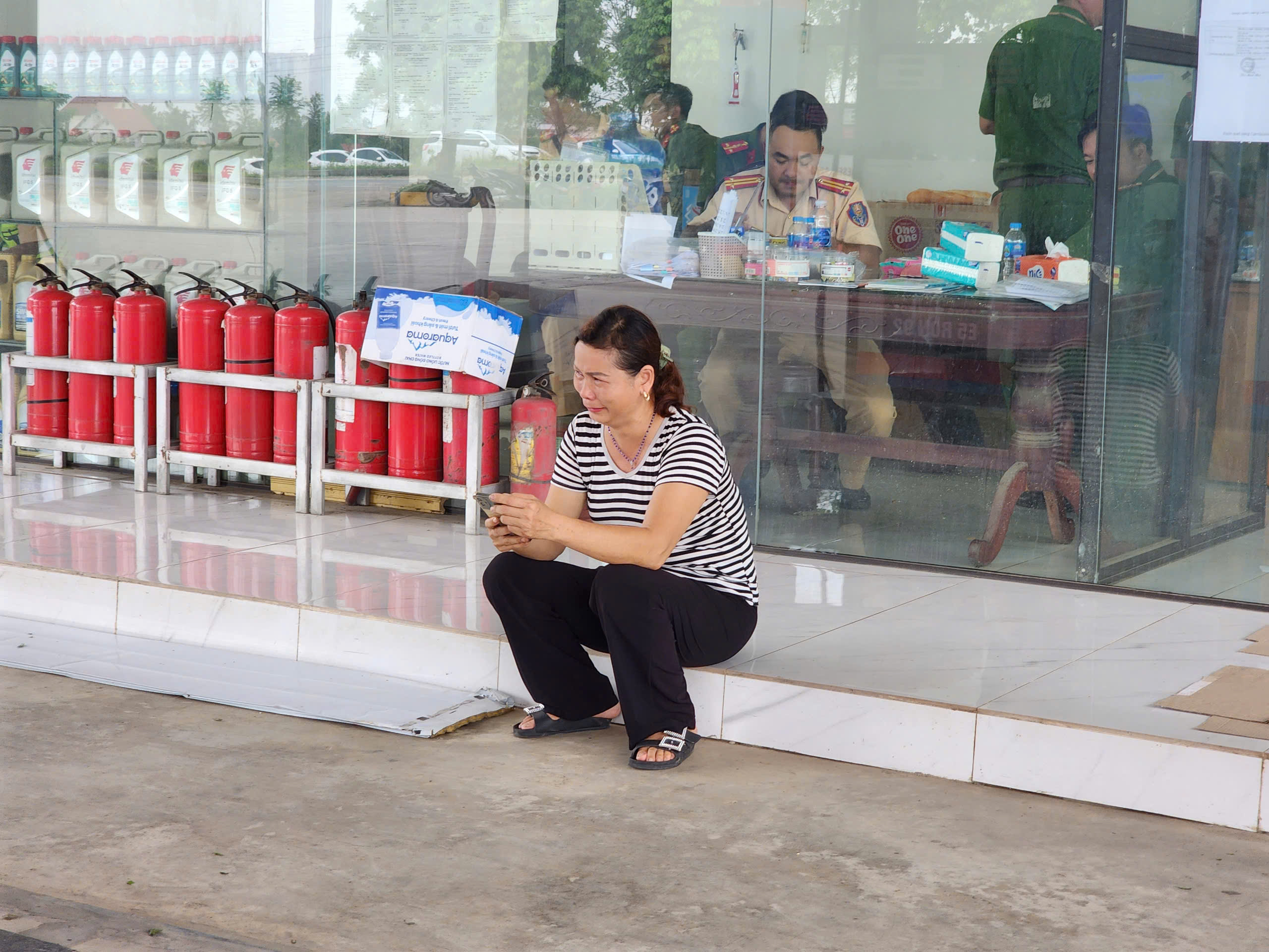 Nạn nh&acirc;n vụ sập cầu Phong Ch&acirc;u: "Cố hết sức ngoi l&ecirc;n mặt nước, kh&ocirc;ng nghĩ m&igrave;nh c&ograve;n sống"- Ảnh 1.