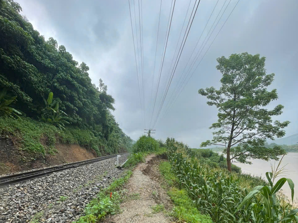 Li&ecirc;n tục sạt lở tr&ecirc;n tuyến đường sắt H&agrave; Nội - L&agrave;o Cai- Ảnh 2.