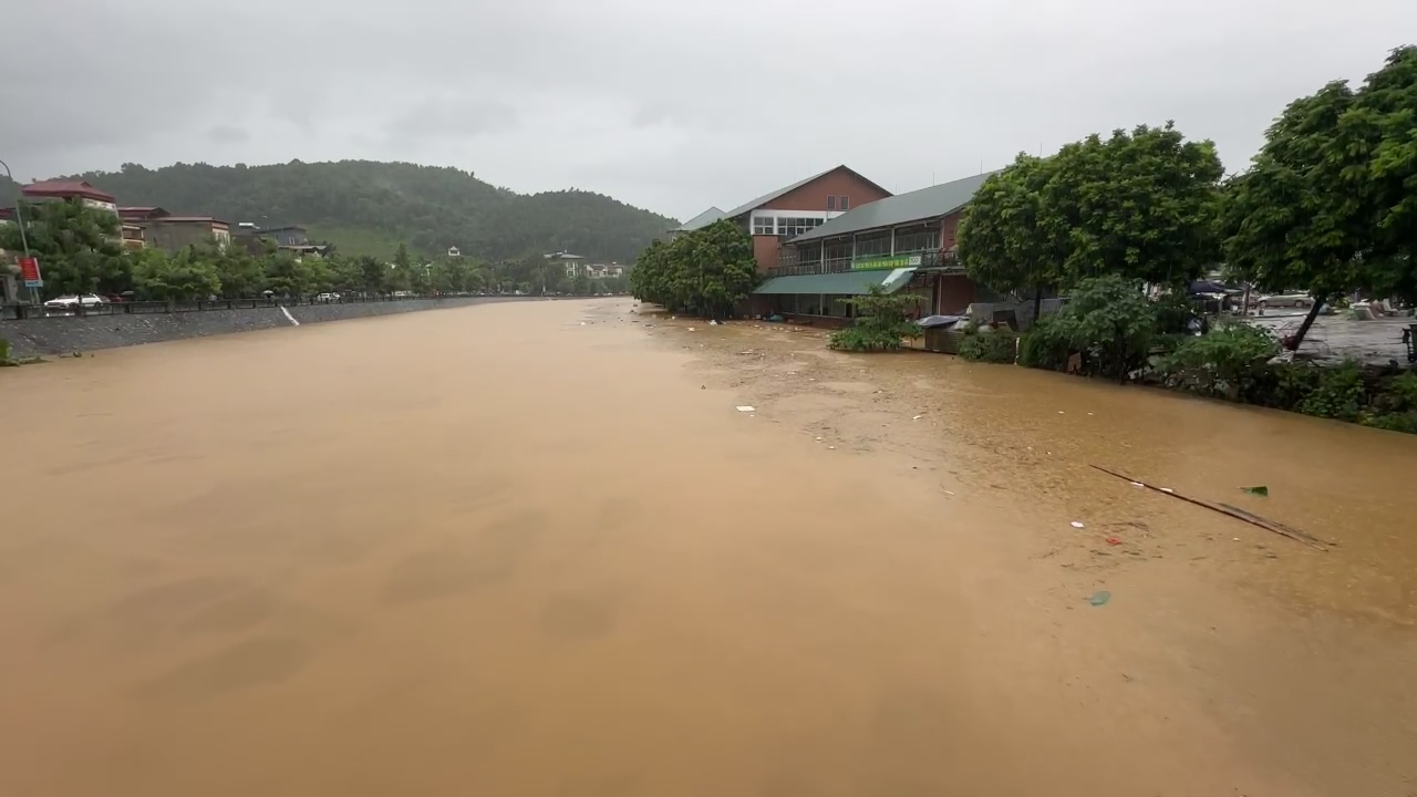 Nước S&ocirc;ng Hồng tiếp tục d&acirc;ng cao, nhiều nơi ở L&agrave;o Cai bị c&ocirc; lập- Ảnh 1.