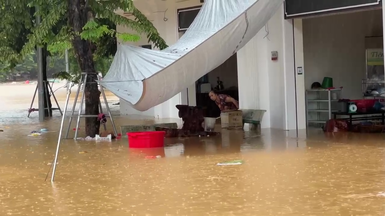 Nước S&ocirc;ng Hồng tiếp tục d&acirc;ng cao, nhiều nơi ở L&agrave;o Cai bị c&ocirc; lập- Ảnh 3.