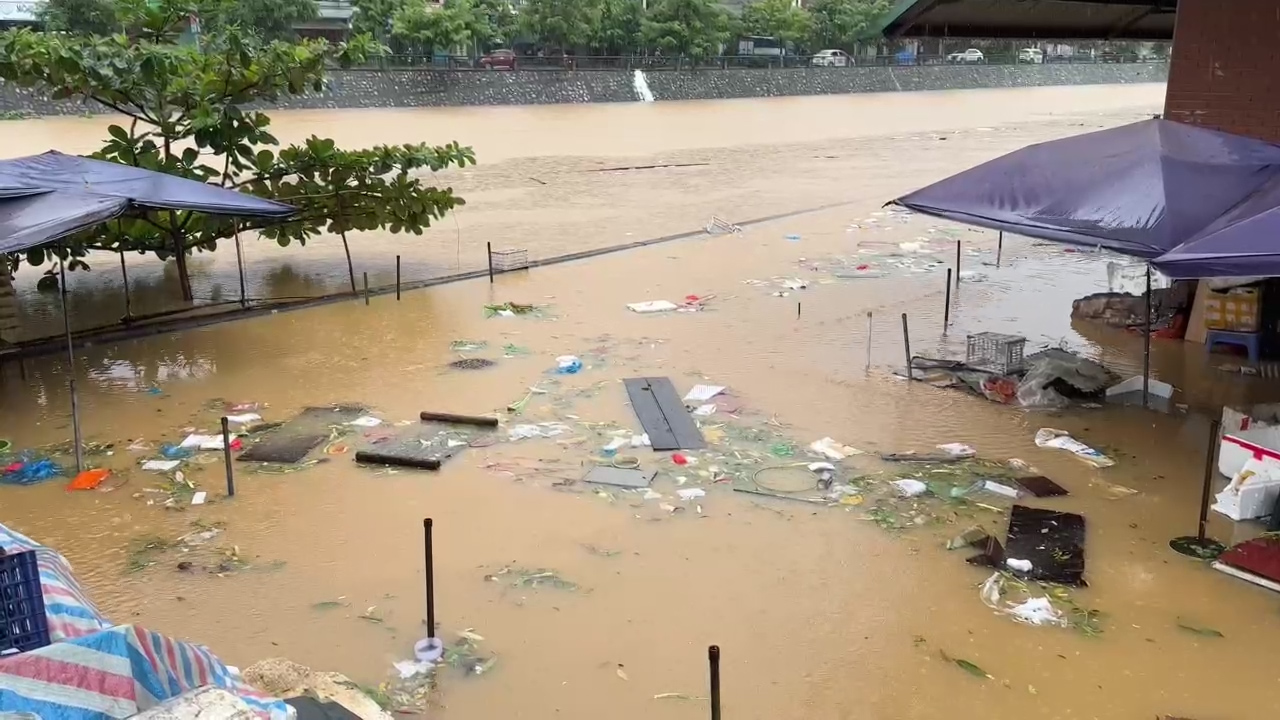 Nước S&ocirc;ng Hồng tiếp tục d&acirc;ng cao, nhiều nơi ở L&agrave;o Cai bị c&ocirc; lập- Ảnh 5.