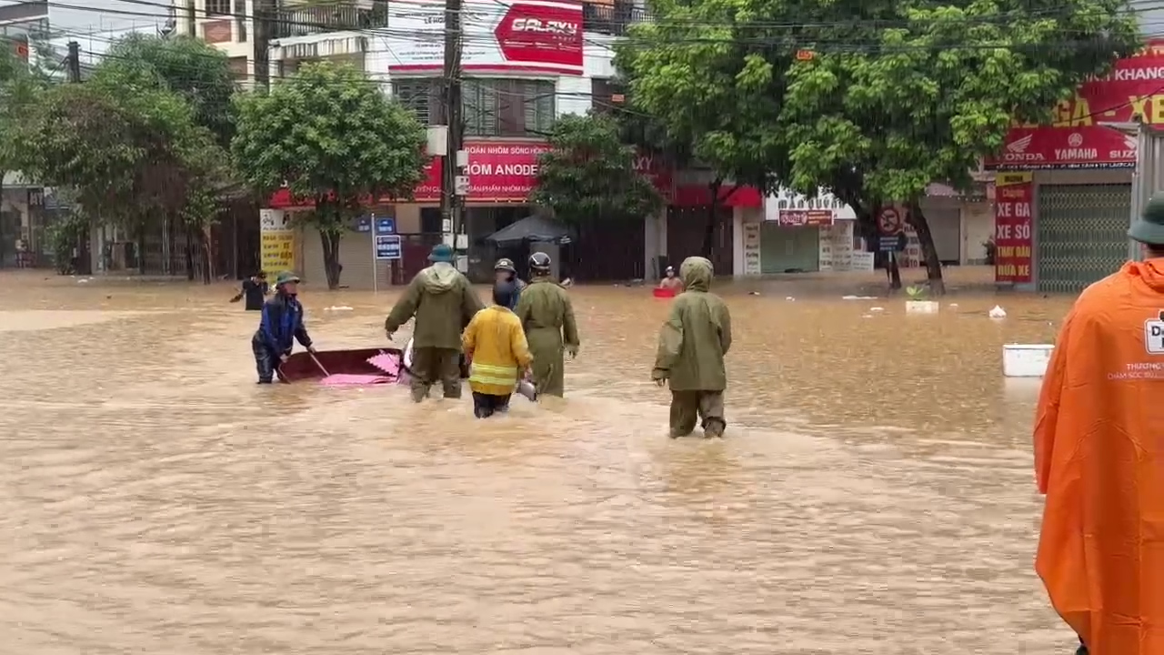 Nước S&ocirc;ng Hồng tiếp tục d&acirc;ng cao, nhiều nơi ở L&agrave;o Cai bị c&ocirc; lập- Ảnh 6.