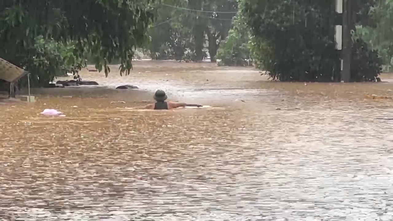 Nước S&ocirc;ng Hồng tiếp tục d&acirc;ng cao, nhiều nơi ở L&agrave;o Cai bị c&ocirc; lập- Ảnh 7.