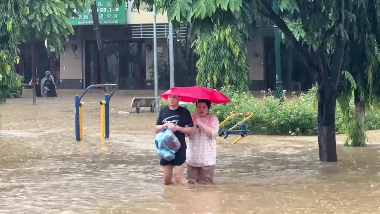 Nước S&ocirc;ng Hồng tiếp tục d&acirc;ng cao, nhiều nơi ở L&agrave;o Cai bị c&ocirc; lập- Ảnh 8.