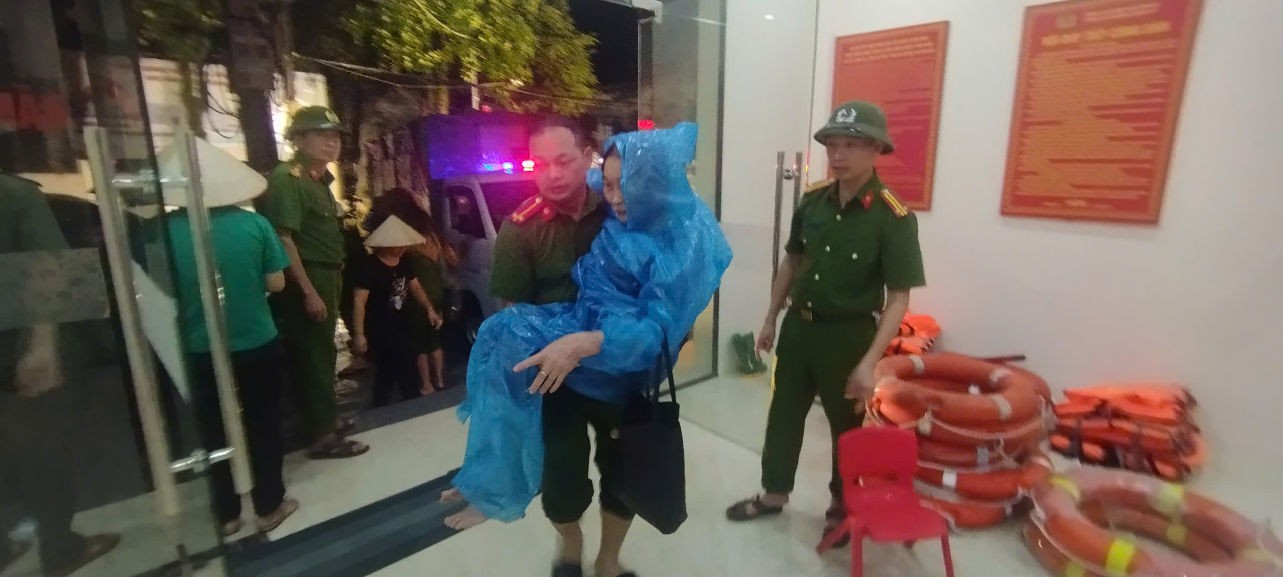 Y&ecirc;n B&aacute;i: Nhiều nơi ngập nặng, người d&acirc;n di chuyển đồ trong đ&ecirc;m- Ảnh 1.