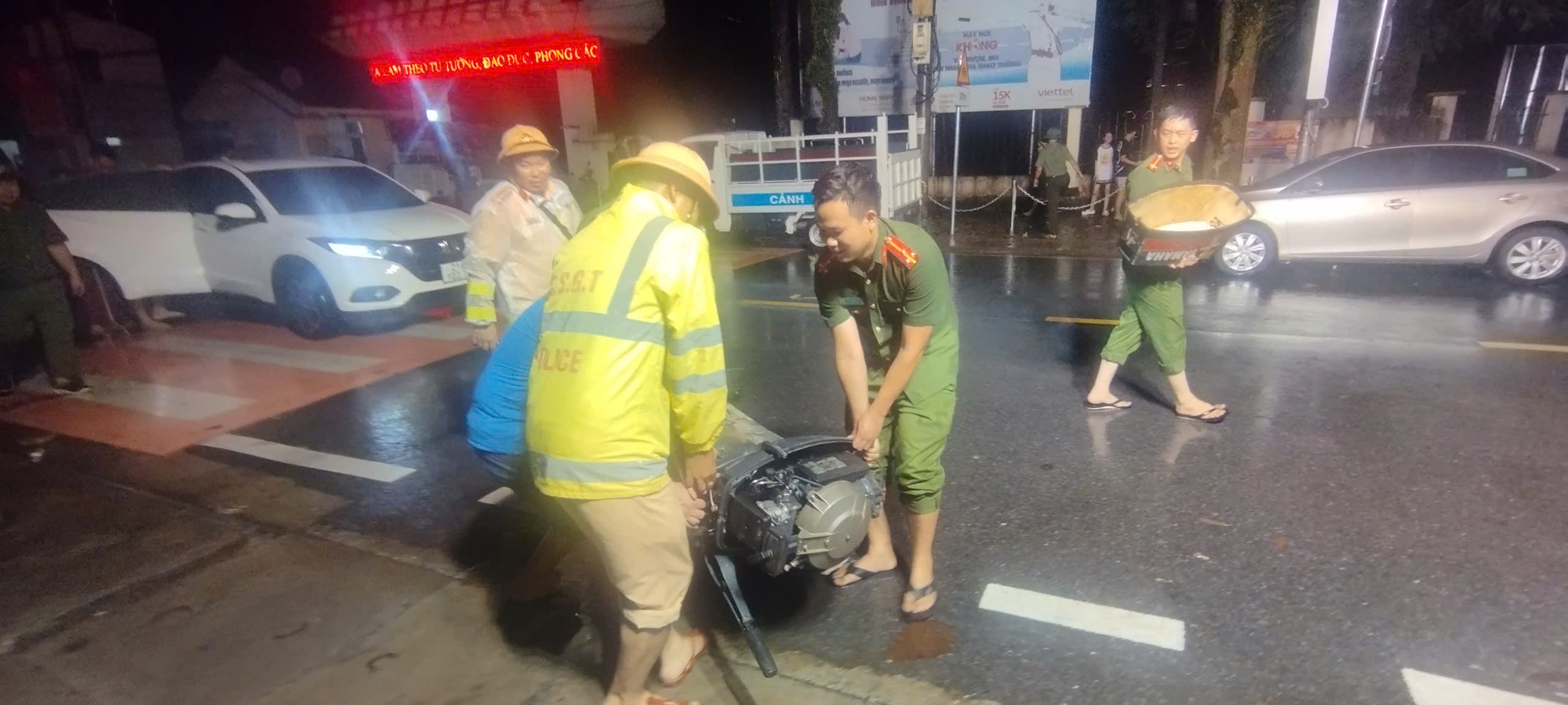 Y&ecirc;n B&aacute;i: Nhiều nơi ngập nặng, người d&acirc;n di chuyển đồ trong đ&ecirc;m- Ảnh 2.