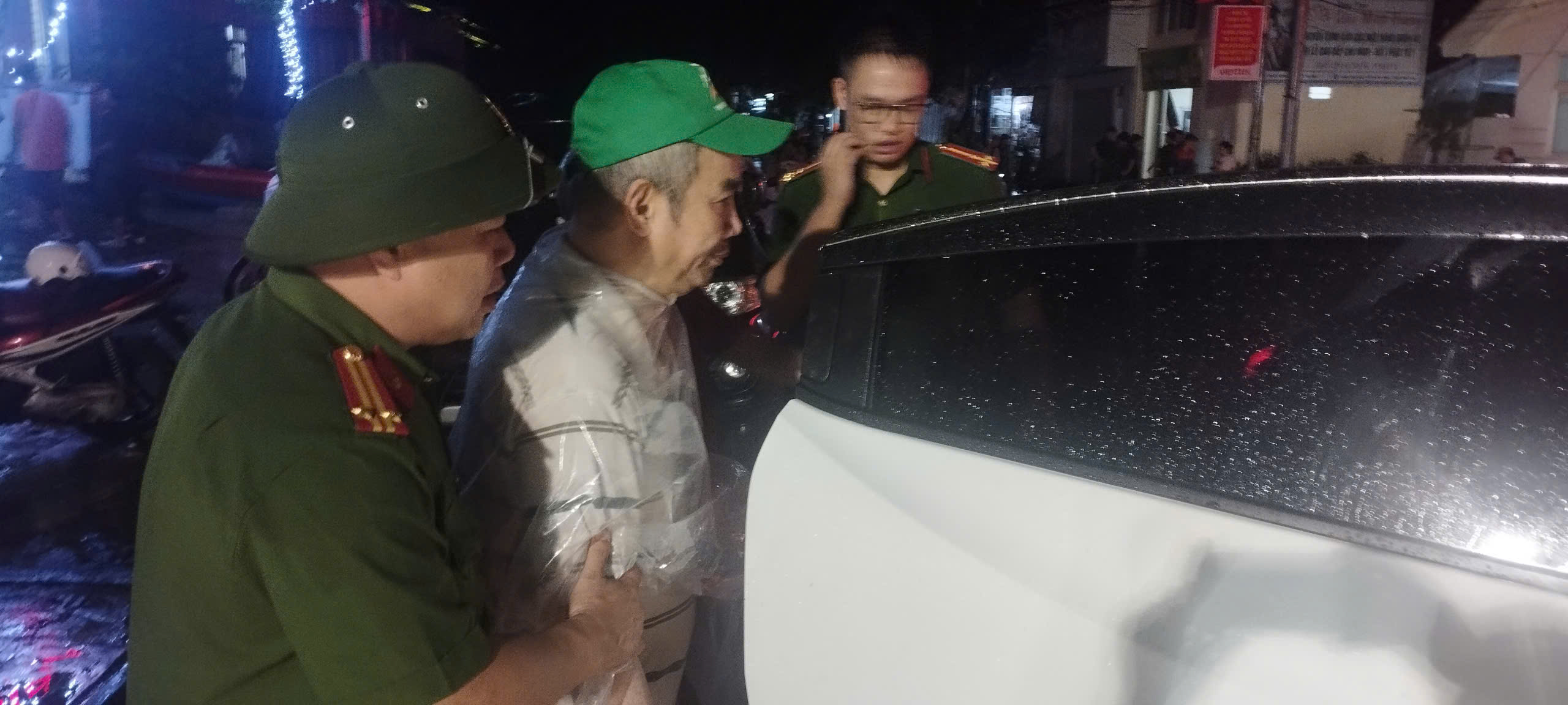 Y&ecirc;n B&aacute;i: Nhiều nơi ngập nặng, người d&acirc;n di chuyển đồ trong đ&ecirc;m- Ảnh 3.