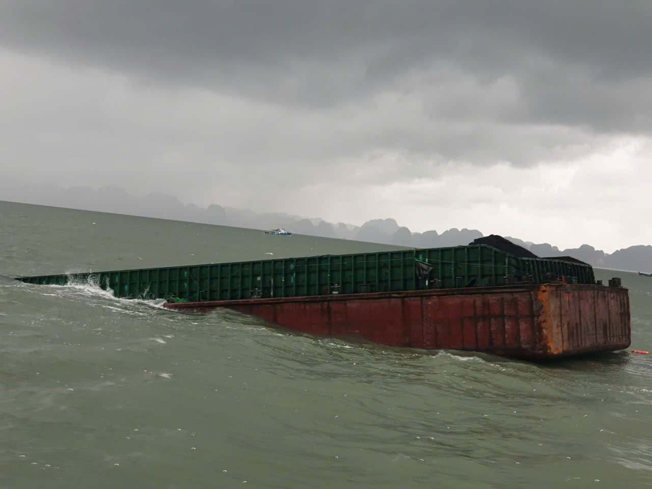 T&igrave;m thấy nhiều t&agrave;u ch&igrave;m, tr&ocirc;i dạt tr&ecirc;n Vịnh Hạ Long sau b&atilde;o số 3- Ảnh 4.