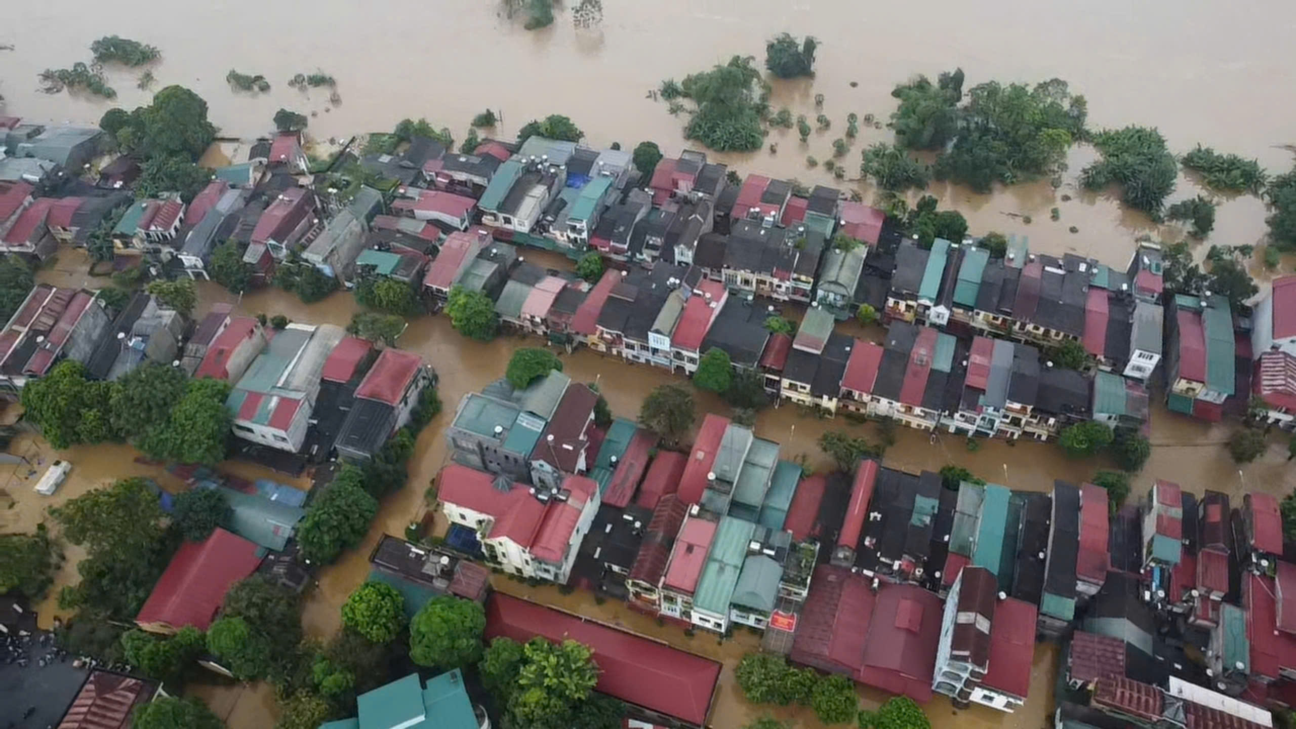 Y&ecirc;n B&aacute;i: Nhiều nơi ngập nặng, người d&acirc;n di chuyển đồ trong đ&ecirc;m- Ảnh 9.