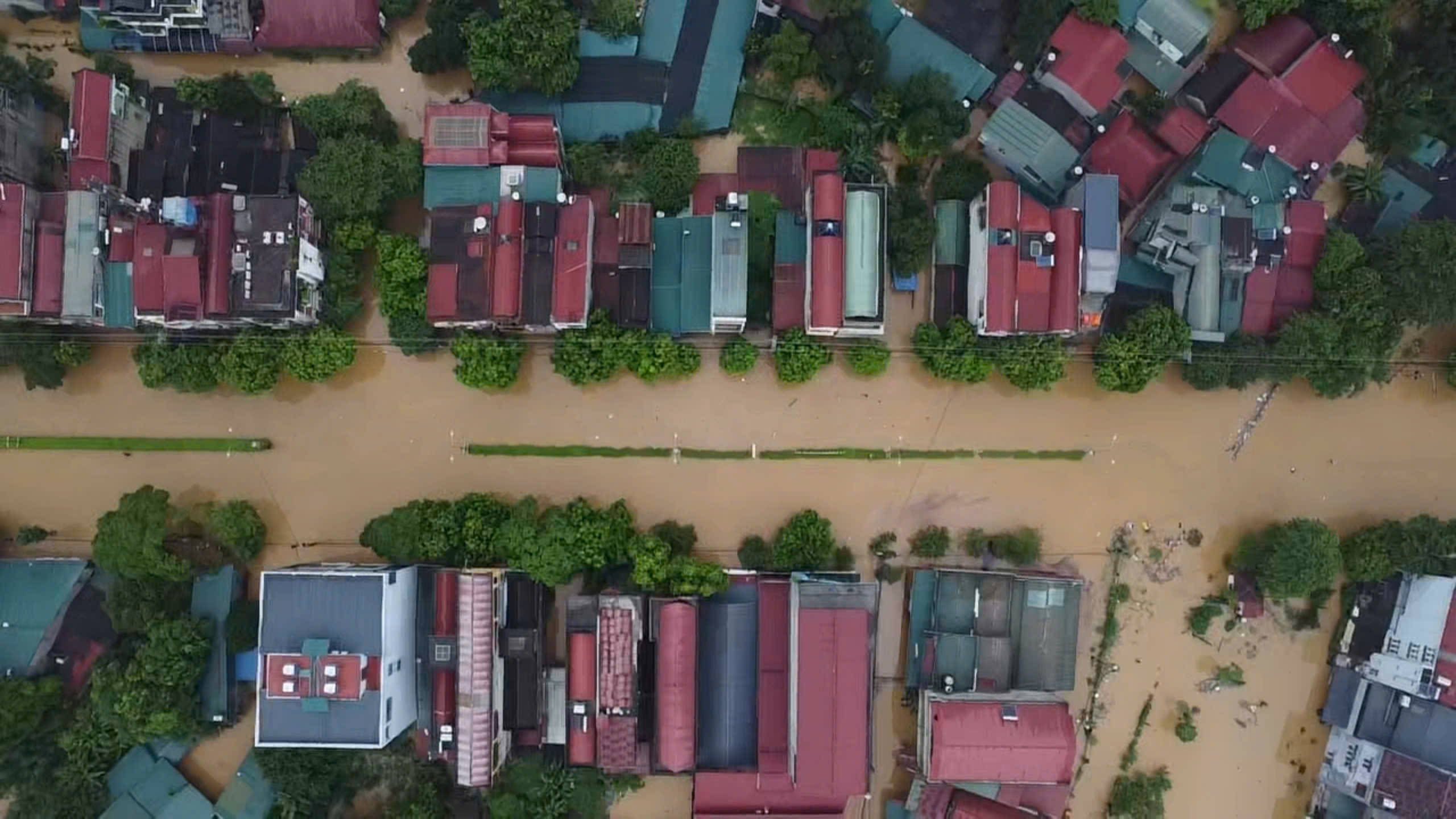 Y&ecirc;n B&aacute;i: Nhiều nơi ngập nặng, người d&acirc;n di chuyển đồ trong đ&ecirc;m- Ảnh 10.