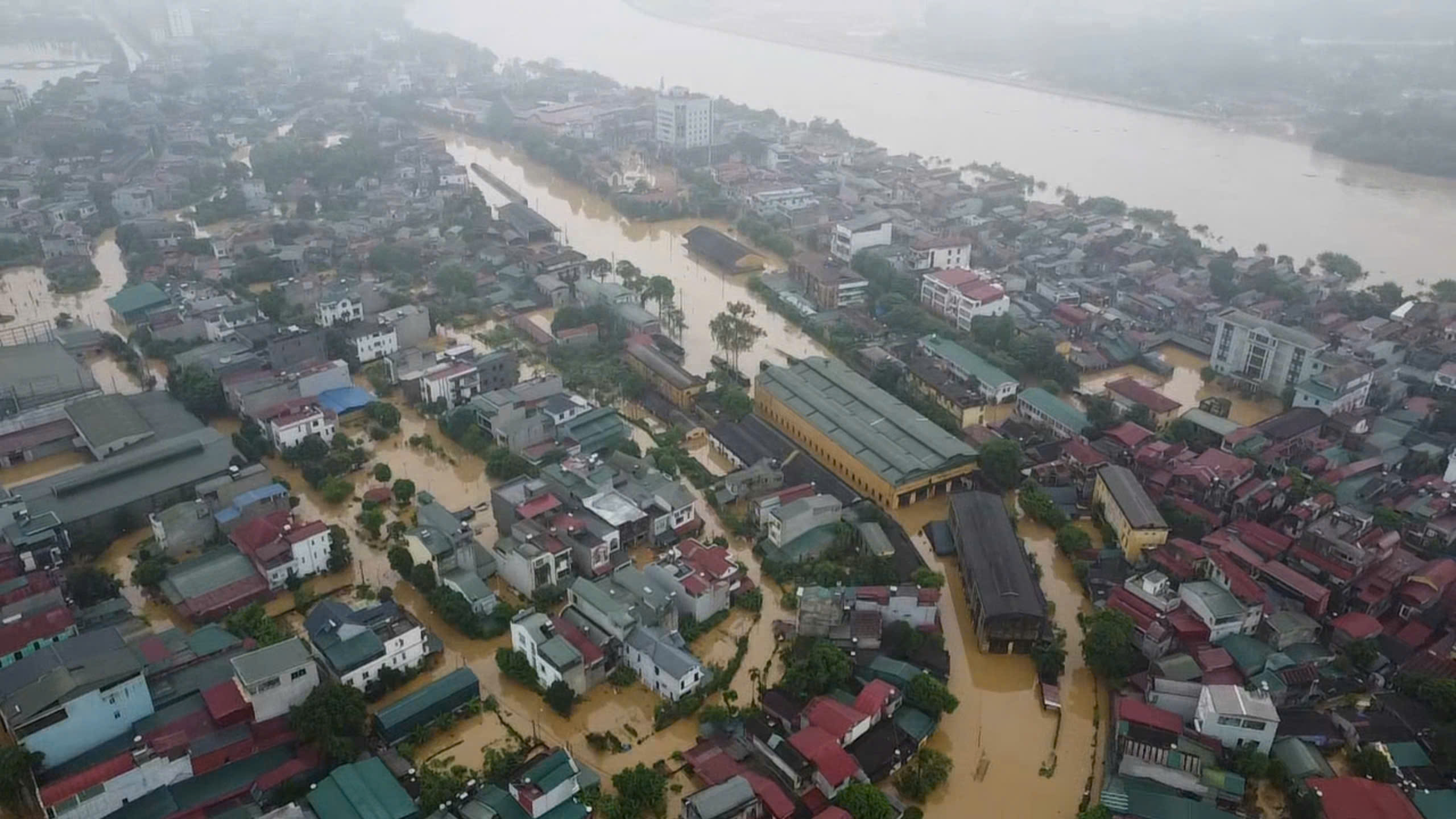 Dừng chạy t&agrave;u kh&aacute;ch H&agrave; Nội - L&agrave;o Cai do mưa lũ lớn tại Y&ecirc;n B&aacute;i- Ảnh 1.