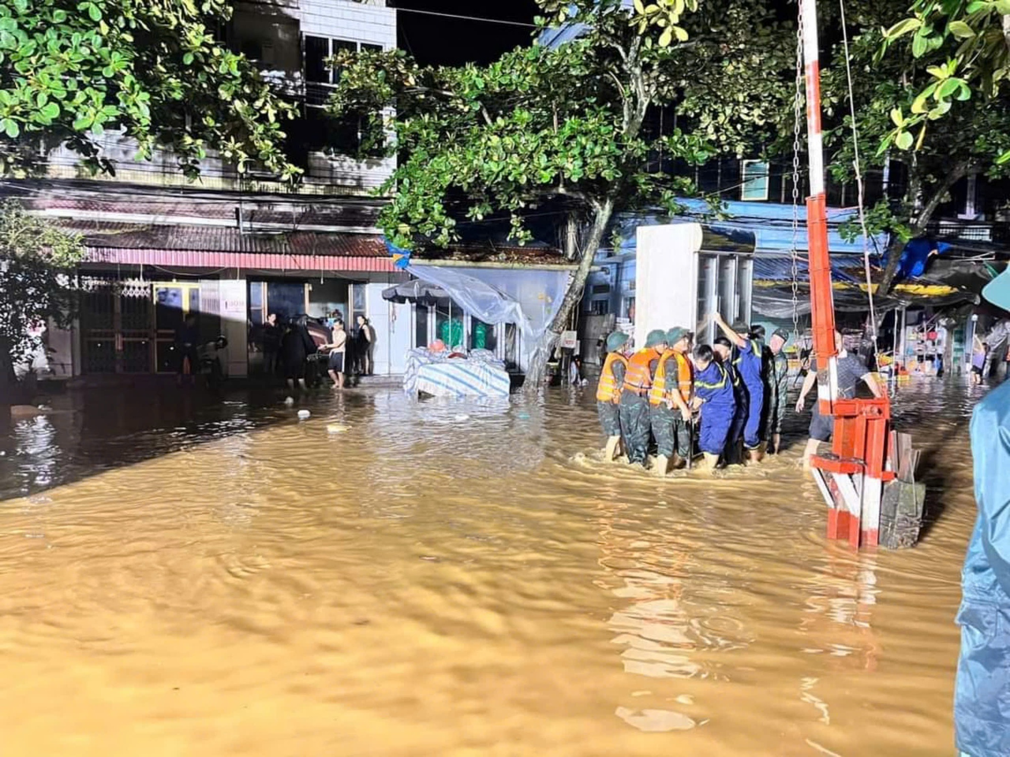 Những c&acirc;u chuyện cảm động trong b&atilde;o lũ ở Y&ecirc;n B&aacute;i- Ảnh 4.