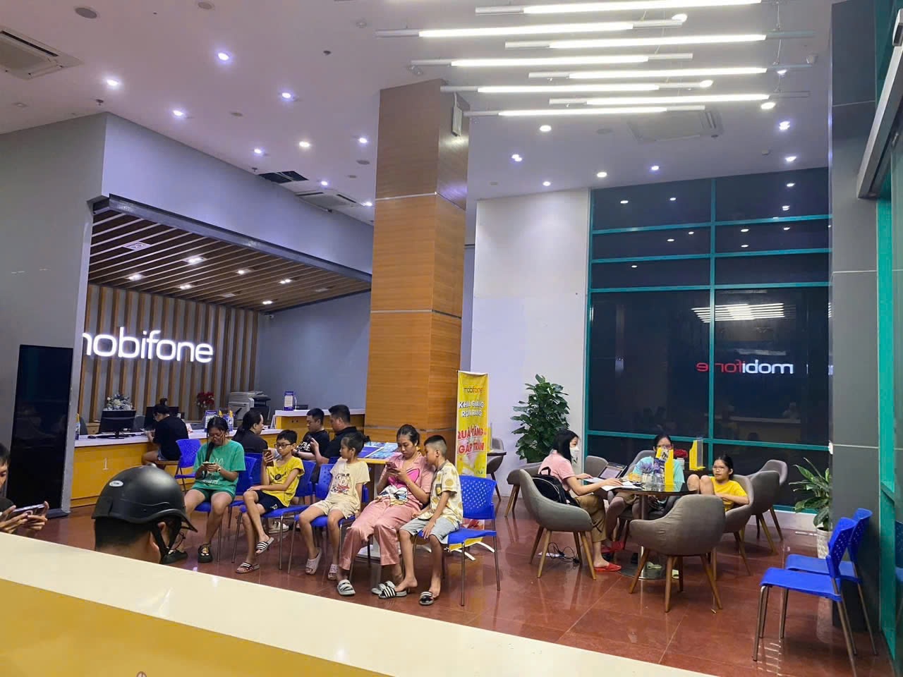 Tốn bạc triệu vượt biển để đến nơi c&oacute; s&oacute;ng di động "gọi điện thoại cho người th&acirc;n"- Ảnh 4.