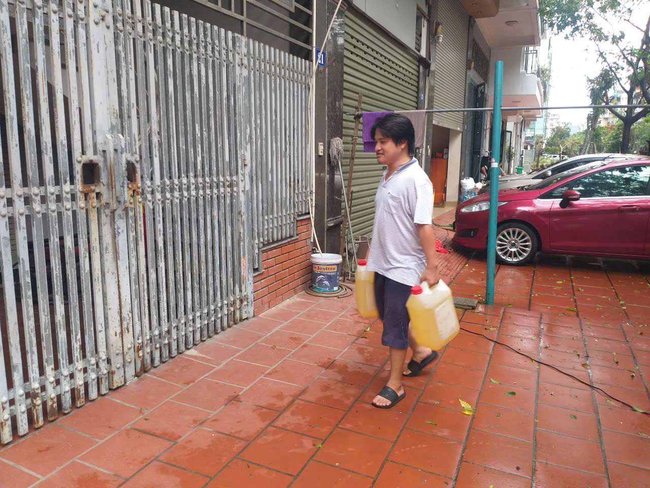 Người d&acirc;n xếp h&agrave;ng mua xăng tại Quảng Ninh- Ảnh 2.