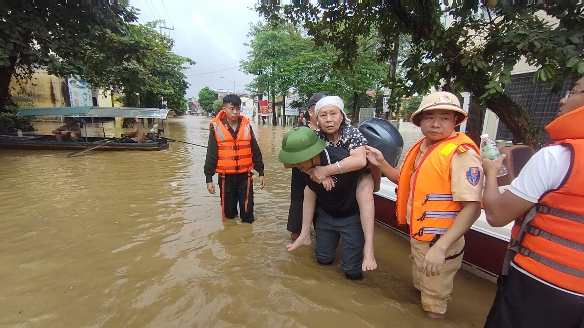 Những c&acirc;u chuyện cảm động trong b&atilde;o lũ ở Y&ecirc;n B&aacute;i- Ảnh 2.
