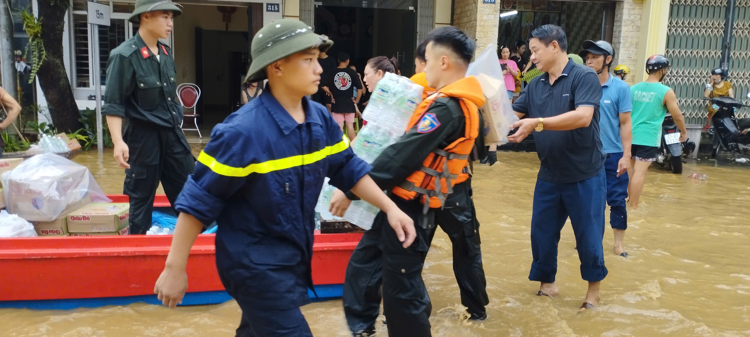 Những c&acirc;u chuyện cảm động trong b&atilde;o lũ ở Y&ecirc;n B&aacute;i- Ảnh 11.