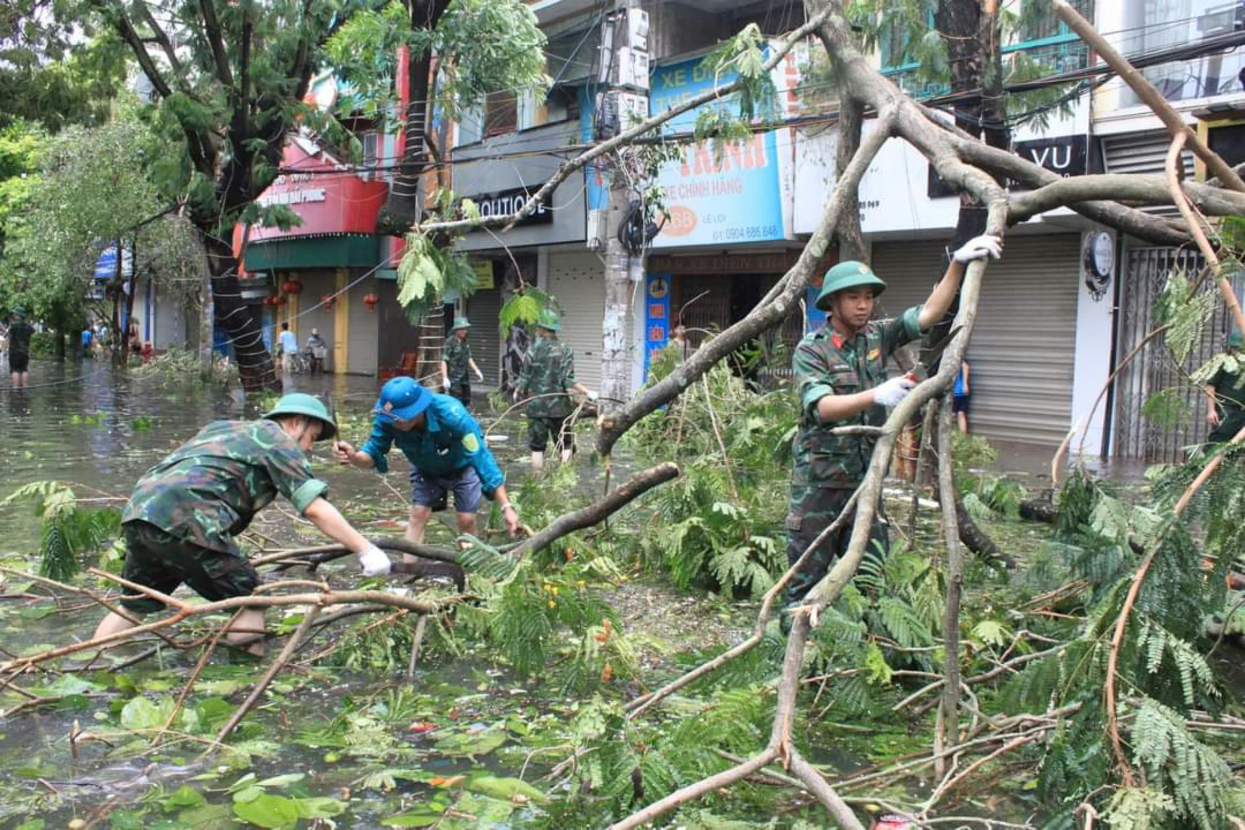 Hải Phòng: Các lực lượng vũ trang tham gia khắc phục hậu quả bão số 3- Ảnh 1. Hải Phòng: Các lực lượng vũ trang tham gia khắc phục hậu quả bão số 3- Ảnh 1.