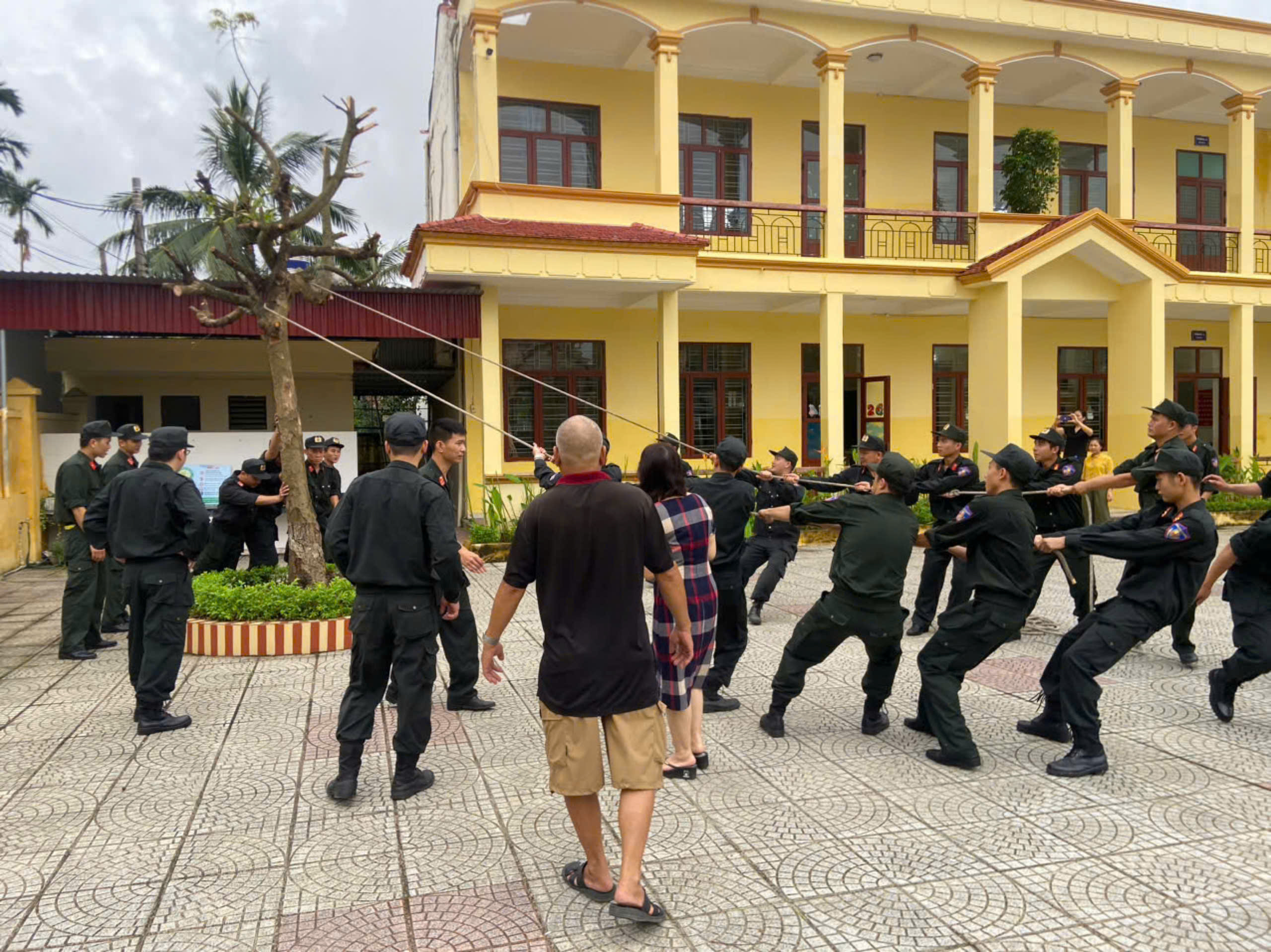 Hải Phòng: Các lực lượng vũ trang tham gia khắc phục hậu quả bão số 3- Ảnh 4. Hải Phòng: Các lực lượng vũ trang tham gia khắc phục hậu quả bão số 3- Ảnh 4.