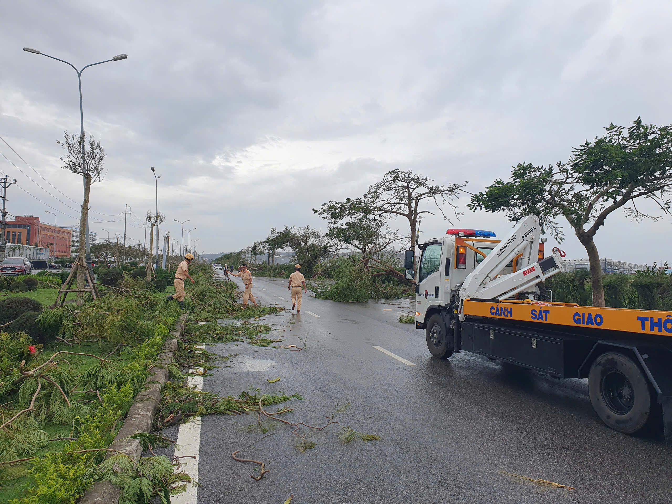 Hải Phòng: Các lực lượng vũ trang tham gia khắc phục hậu quả bão số 3- Ảnh 7. Hải Phòng: Các lực lượng vũ trang tham gia khắc phục hậu quả bão số 3- Ảnh 7.
