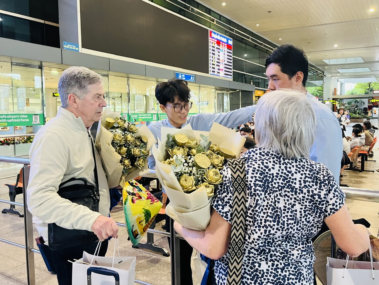 TP.HCM đón những vị khách quốc tế đầu tiên xông đất năm 2025- Ảnh 3. TP.HCM đón những vị khách quốc tế đầu tiên xông đất năm 2025- Ảnh 3.