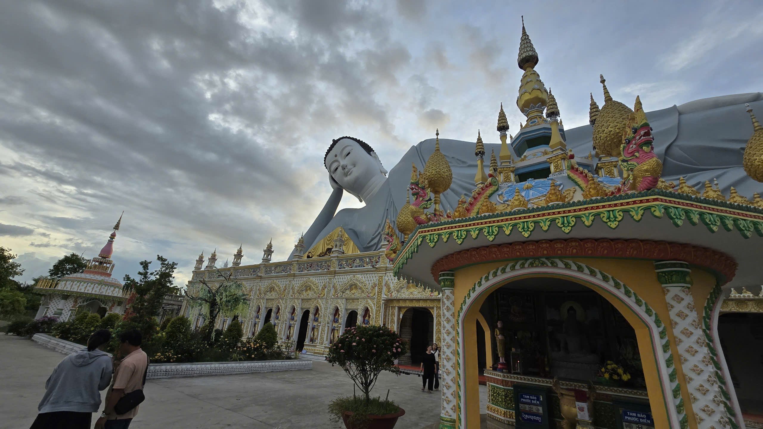 Du khách đổ về chiêm bái tượng Phật nằm trong ngôi chùa Khmer ở Sóc Trăng- Ảnh 5. Du khách đổ về chiêm bái tượng Phật nằm trong ngôi chùa Khmer ở Sóc Trăng- Ảnh 5.