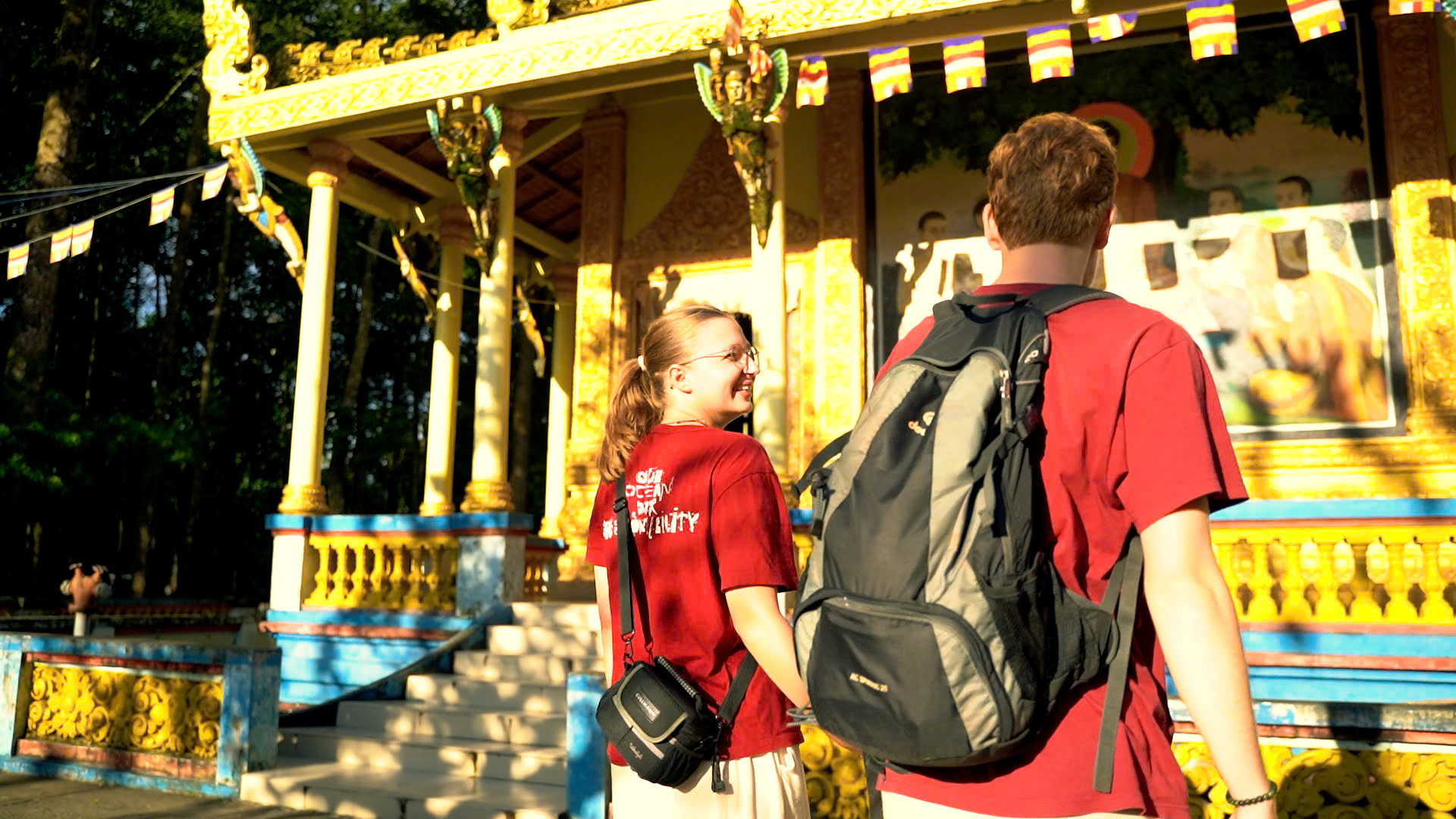 Du khách đổ về chiêm bái tượng Phật nằm trong ngôi chùa Khmer ở Sóc Trăng- Ảnh 4. Du khách đổ về chiêm bái tượng Phật nằm trong ngôi chùa Khmer ở Sóc Trăng- Ảnh 4.