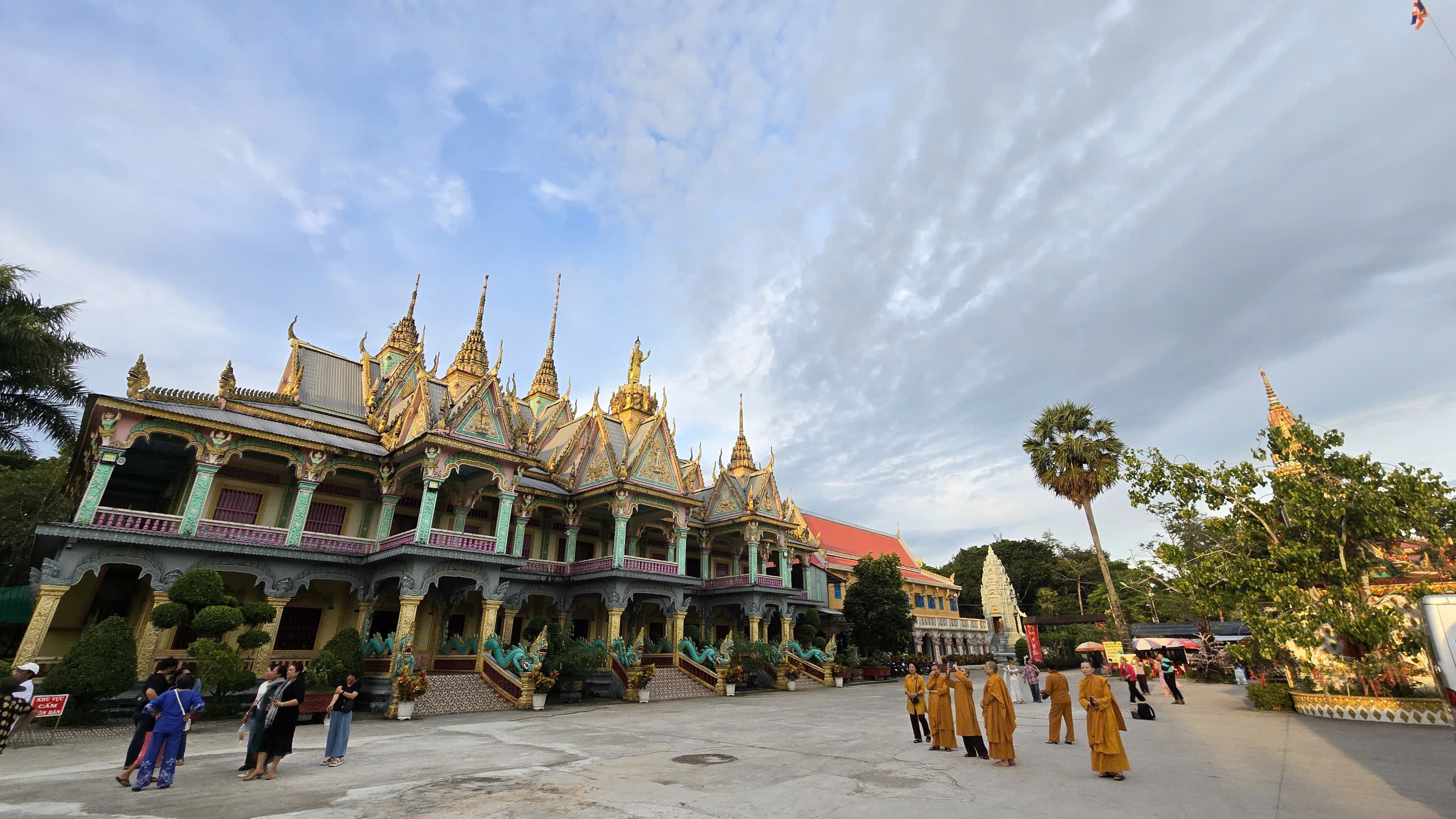 Du khách đổ về chiêm bái tượng Phật nằm trong ngôi chùa Khmer ở Sóc Trăng- Ảnh 7. Du khách đổ về chiêm bái tượng Phật nằm trong ngôi chùa Khmer ở Sóc Trăng- Ảnh 7.