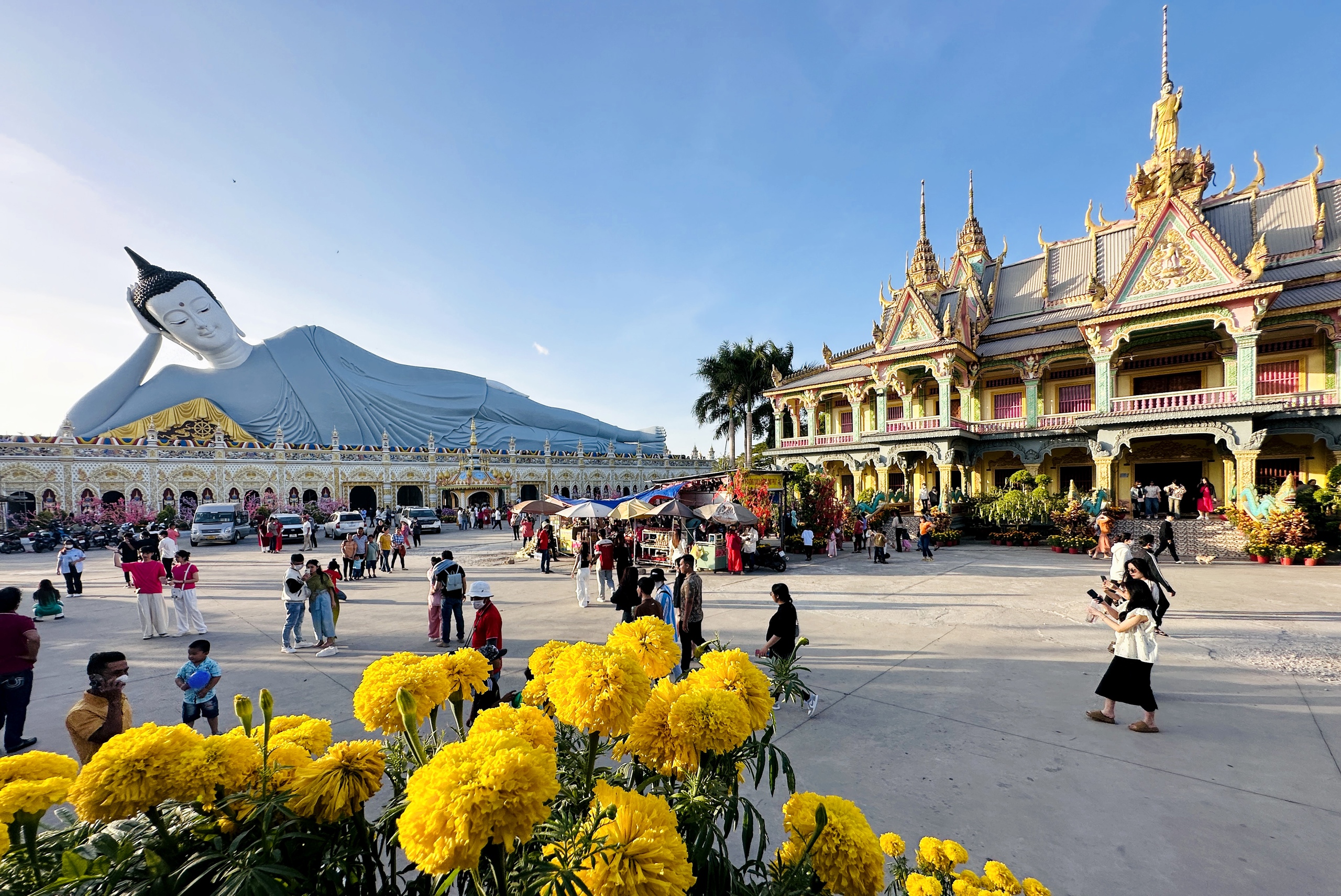 Du khách đổ về chiêm bái tượng Phật nằm trong ngôi chùa Khmer ở Sóc Trăng- Ảnh 1. Du khách đổ về chiêm bái tượng Phật nằm trong ngôi chùa Khmer ở Sóc Trăng- Ảnh 1.