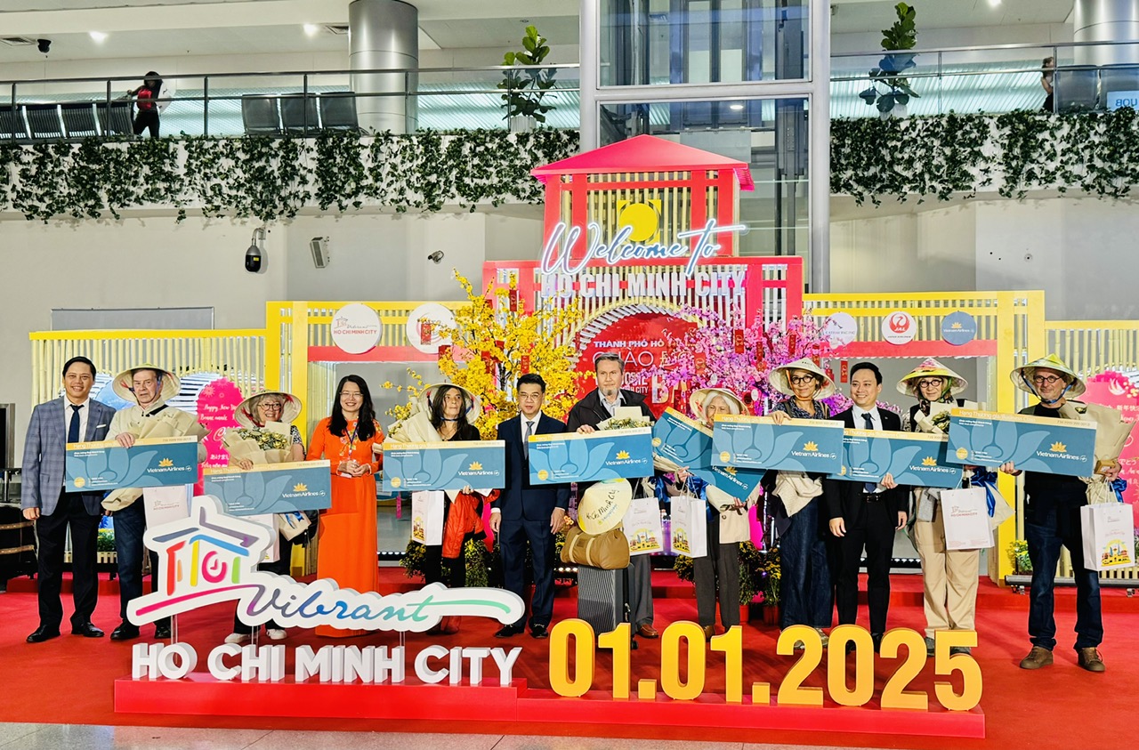 TP.HCM đón những vị khách quốc tế đầu tiên xông đất năm 2025- Ảnh 2. TP.HCM đón những vị khách quốc tế đầu tiên xông đất năm 2025- Ảnh 2.