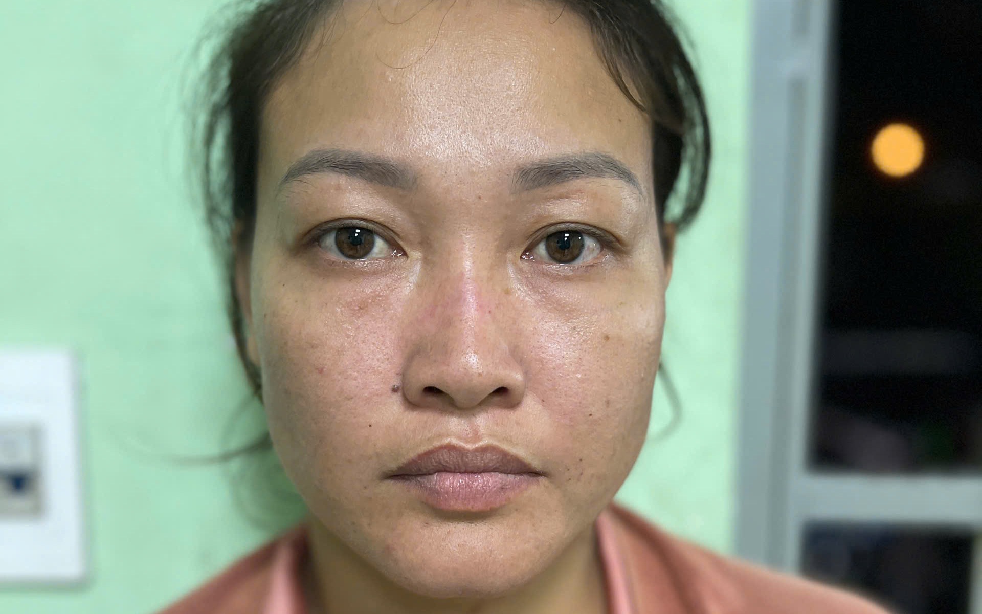 Khởi tố, bắt tạm giam người phụ nữ đánh gãy mũi nhân viên gác tàu- Ảnh 2. Chân tướng người phụ nữ hành hung nhân viên gác chắn tàu ở TP.HCM