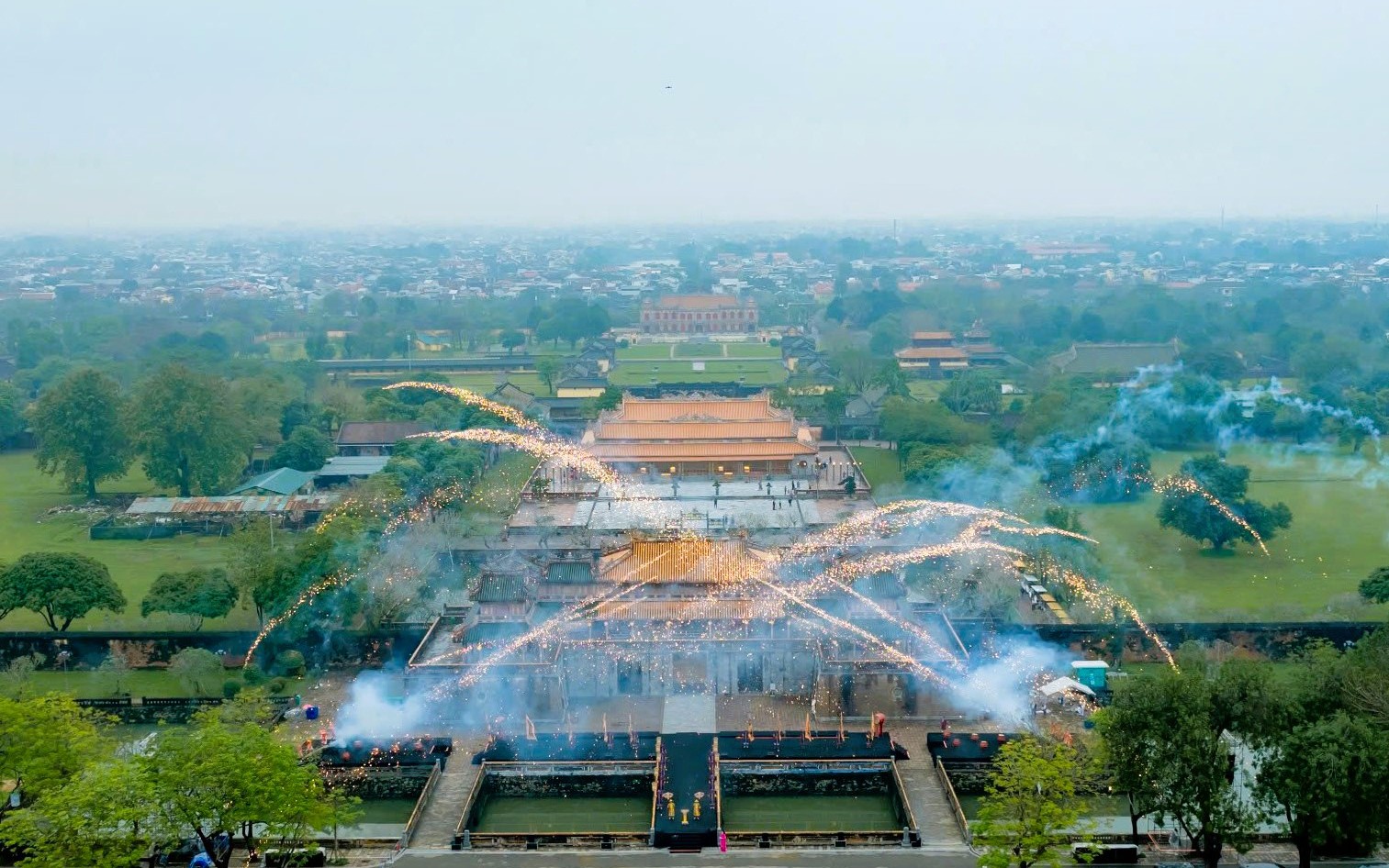 Khách quốc tế đến Việt Nam gần bằng cao điểm trước dịch Covid-19- Ảnh 3. Năm Du lịch quốc gia - Huế 2025 khai hội bằng lễ Thiết triều Nguyên đán