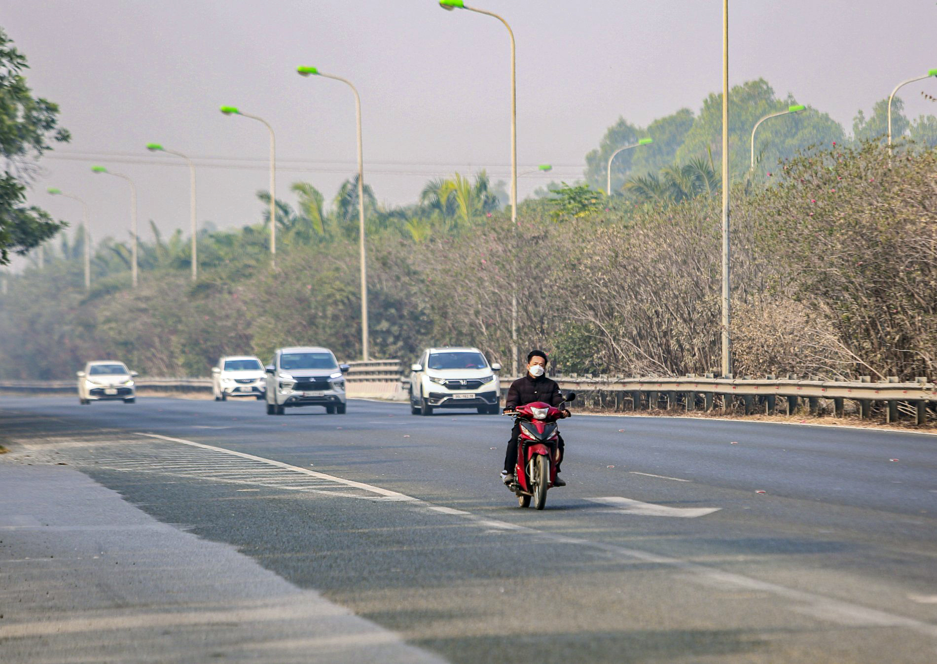 H&agrave;ng loạt người đi xe m&aacute;y vượt đ&egrave;n đỏ bị phạt nặng, trừ điểm bằng l&aacute;i- Ảnh 4.