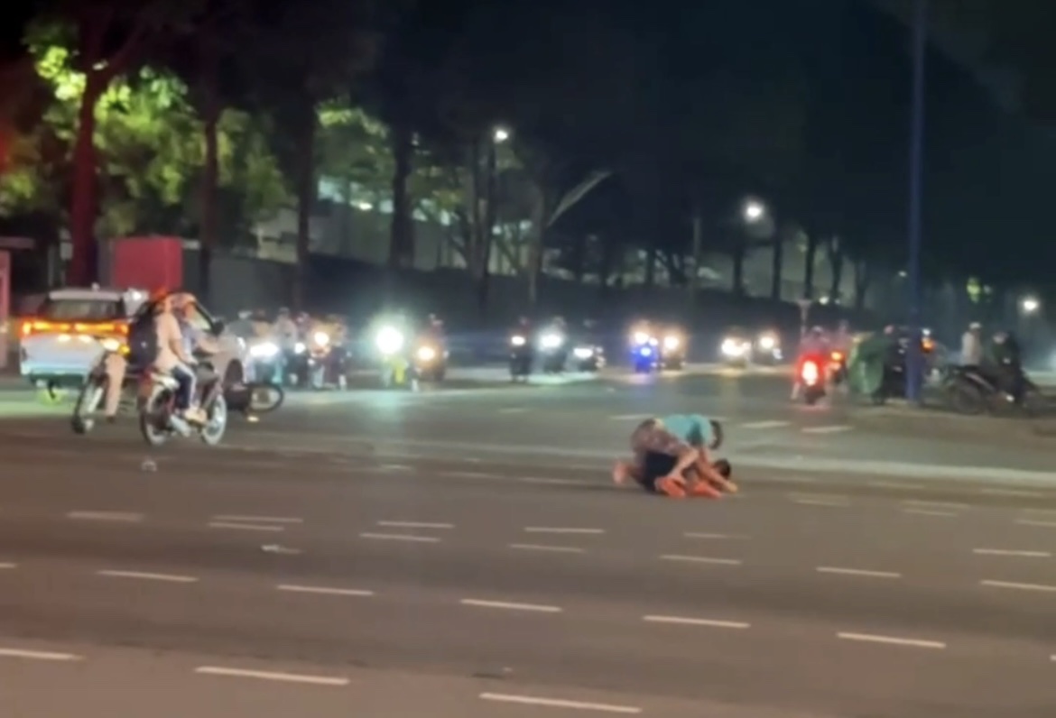 Bắt giữ nghi can đ&aacute;nh người đ&agrave;n &ocirc;ng chết n&atilde;o sau va quệt xe ở B&igrave;nh Dương- Ảnh 1.