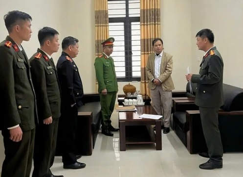 Nghệ An: Bắt giam trưởng ban quản l&yacute; rừng ph&ograve;ng hộ- Ảnh 1.