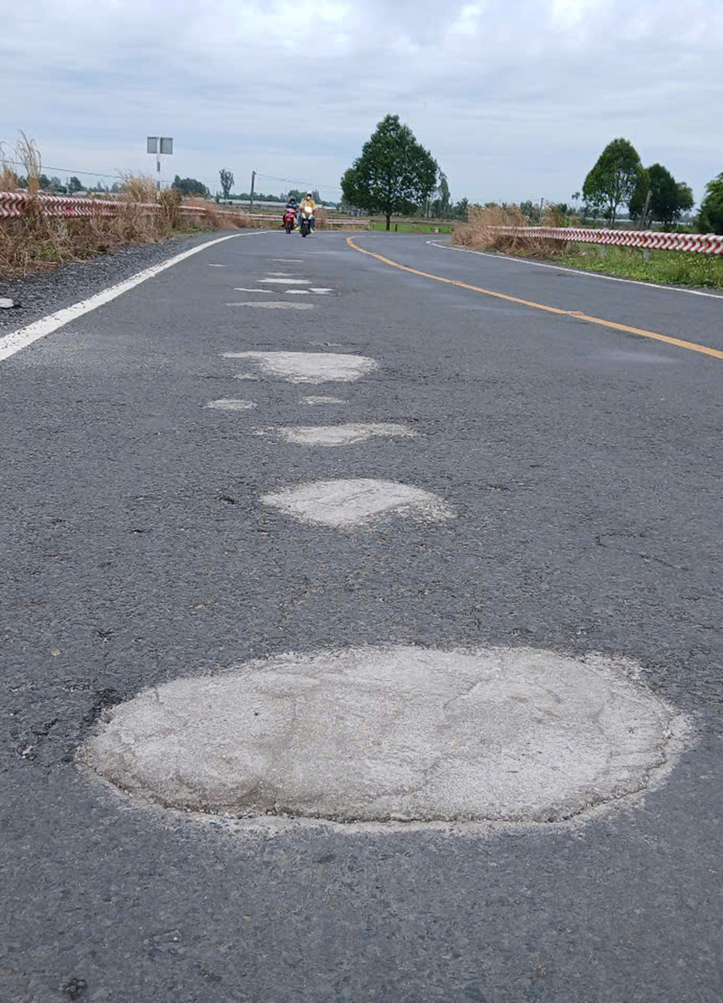 &Ocirc;ng l&atilde;o miền T&acirc;y 10 năm thầm lặng v&aacute; đường- Ảnh 2.