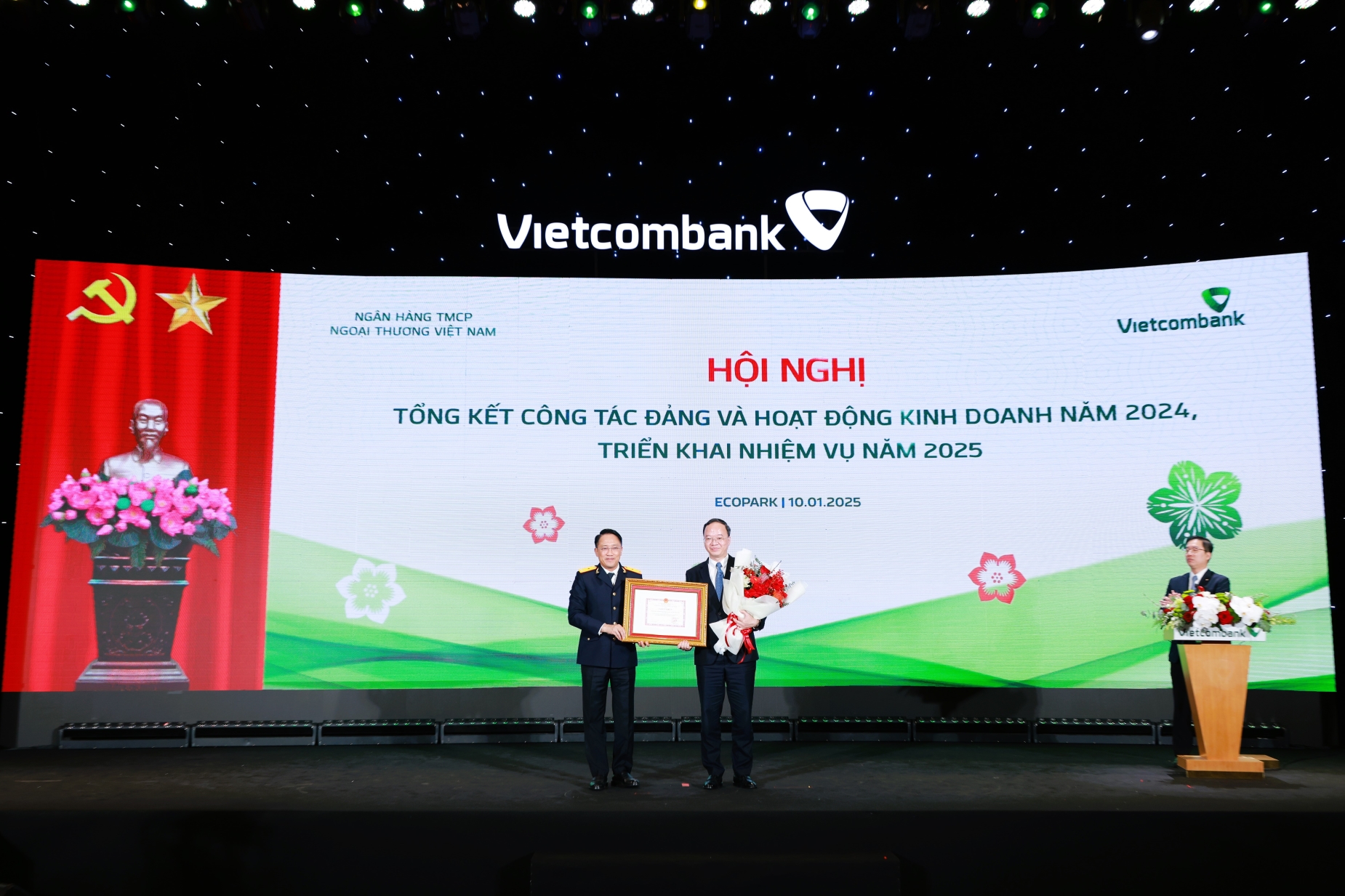 Vietcombank vững thế dẫn đầu, bứt ph&aacute; với dấu ấn xanh- Ảnh 3.