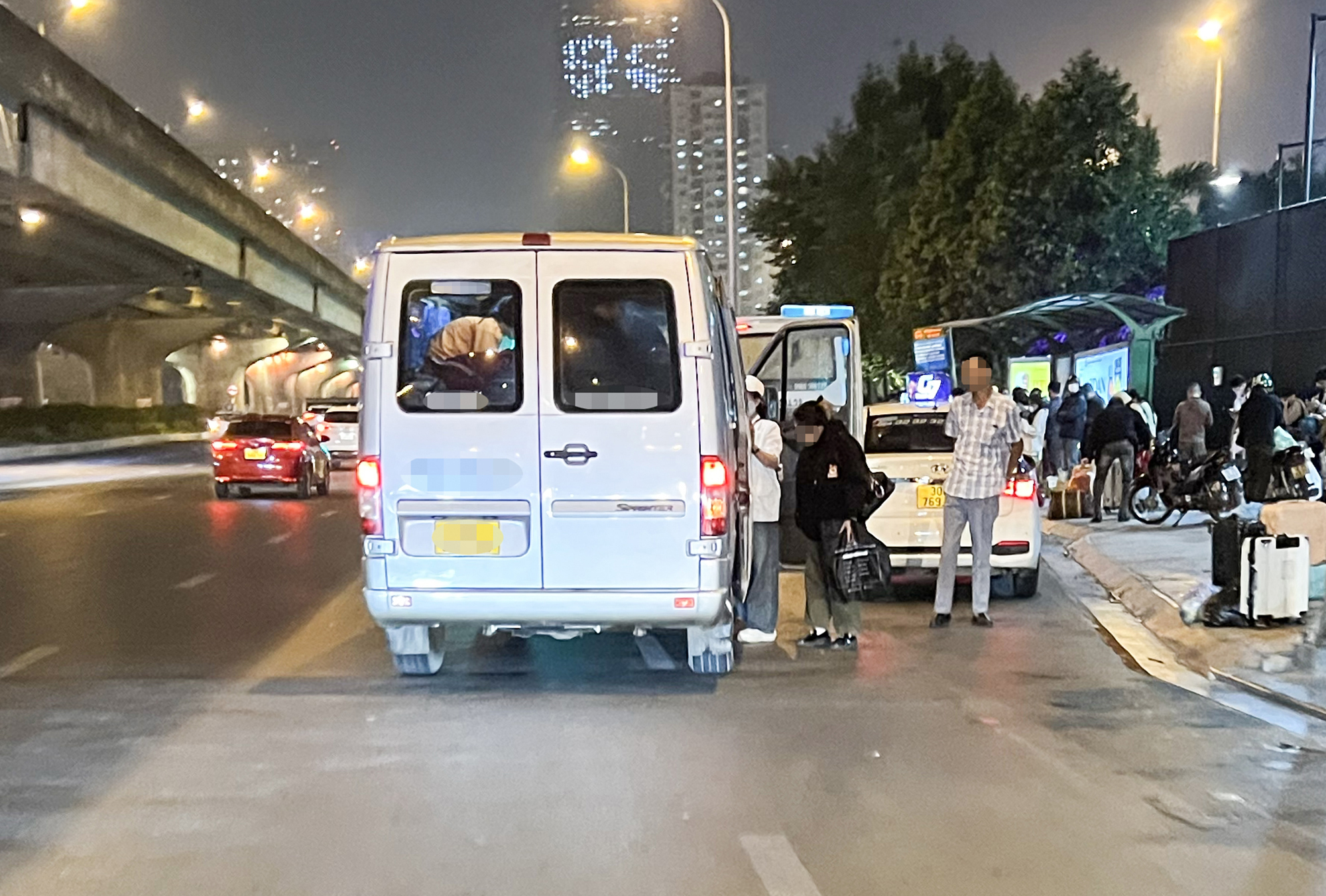 Đưa xe hợp đồng vào khuôn khổ- Ảnh 1. Đưa xe hợp đồng vào khuôn khổ- Ảnh 1.