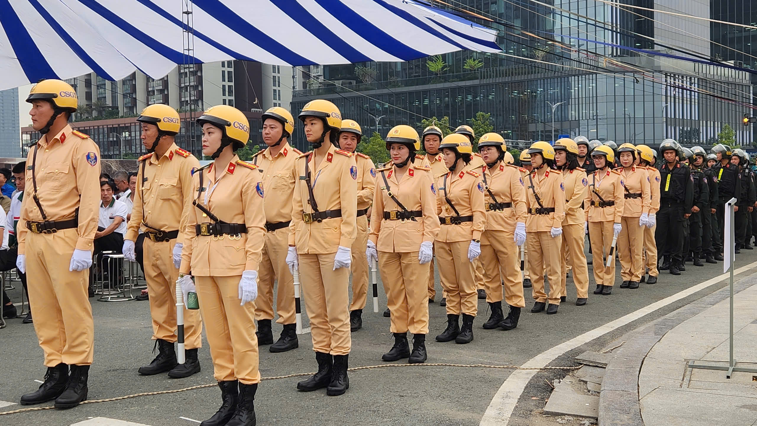 Vui xu&acirc;n, đ&oacute;n Tết từ "H&agrave;nh tr&igrave;nh an to&agrave;n, kiến tạo tương lai" tại TP.HCM- Ảnh 2.