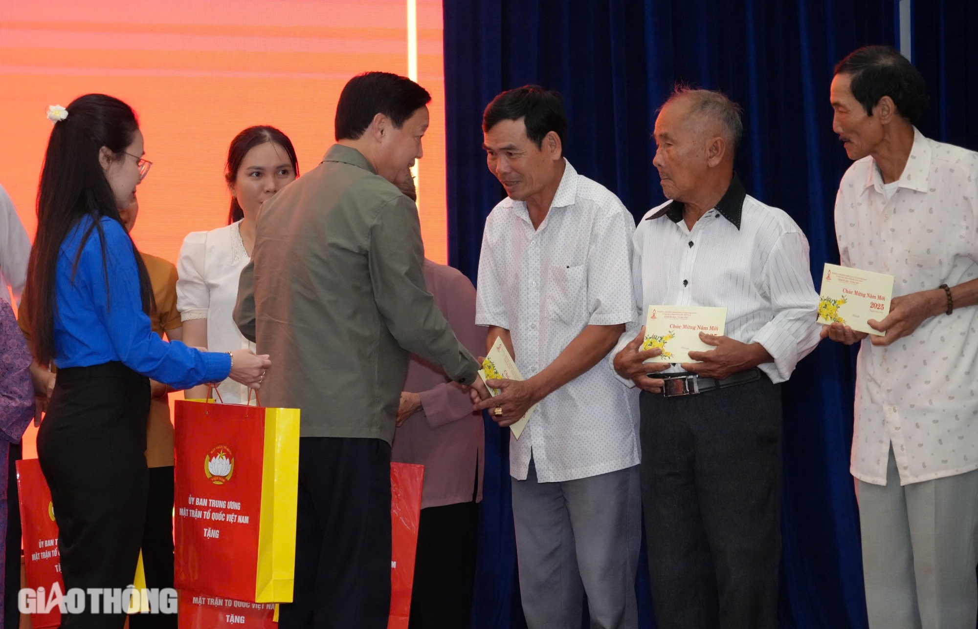Ph&oacute; Thủ tướng Trần Hồng H&agrave; tặng qu&agrave; Tết cho người ngh&egrave;o- Ảnh 1.