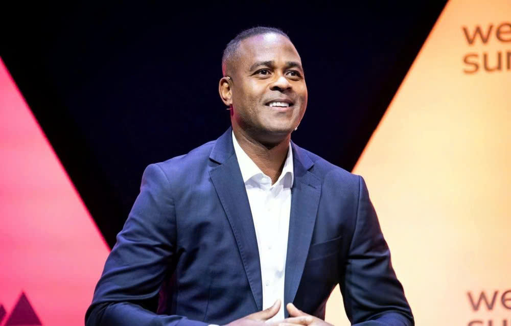 Chưa kịp dẫn dắt tuyển Indonesia, huyền thoại Barcelona đ&atilde; bị "n&eacute;m đ&aacute;"- Ảnh 1.