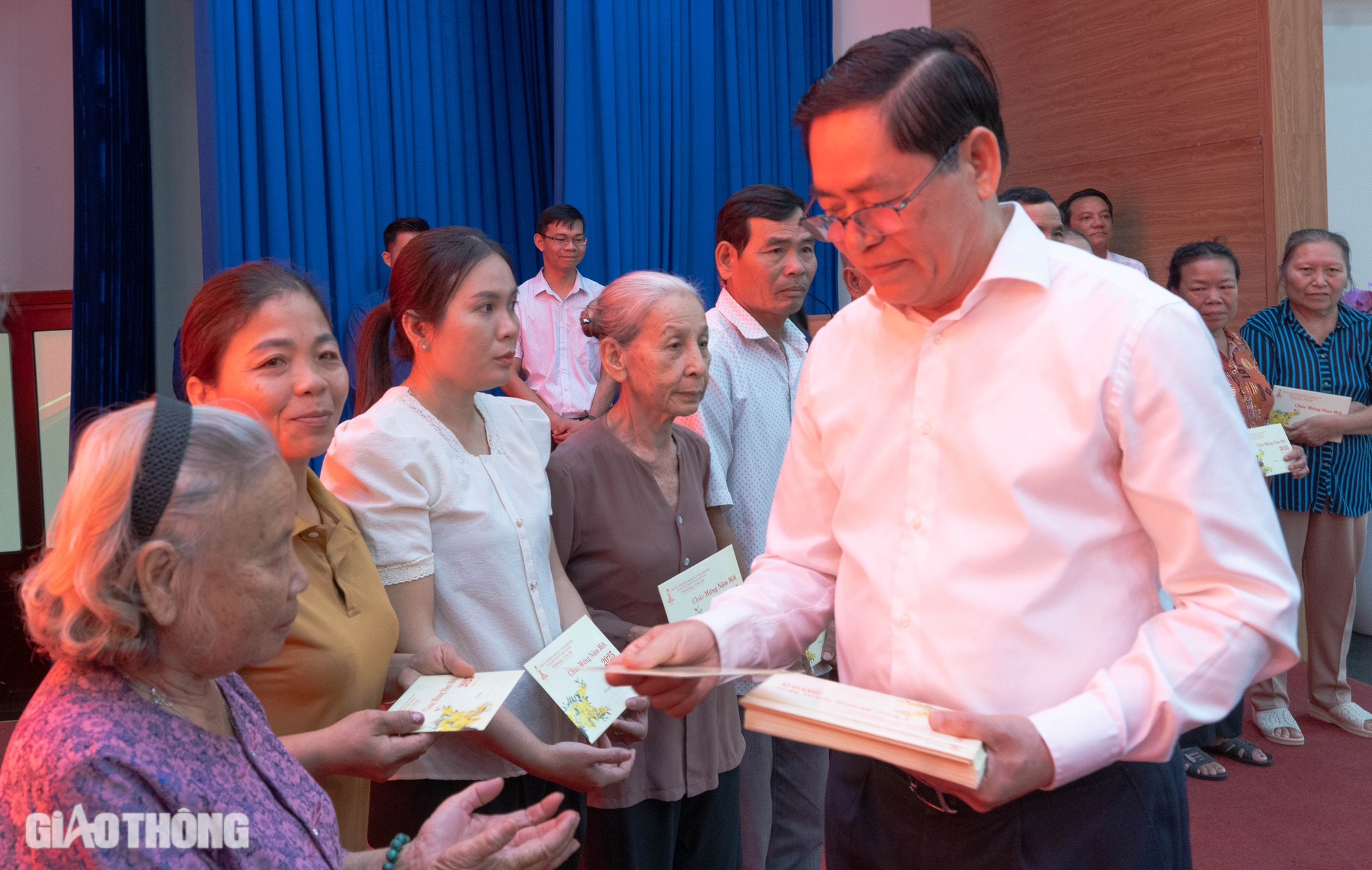Ph&oacute; Thủ tướng Trần Hồng H&agrave; tặng qu&agrave; Tết cho người ngh&egrave;o- Ảnh 2.