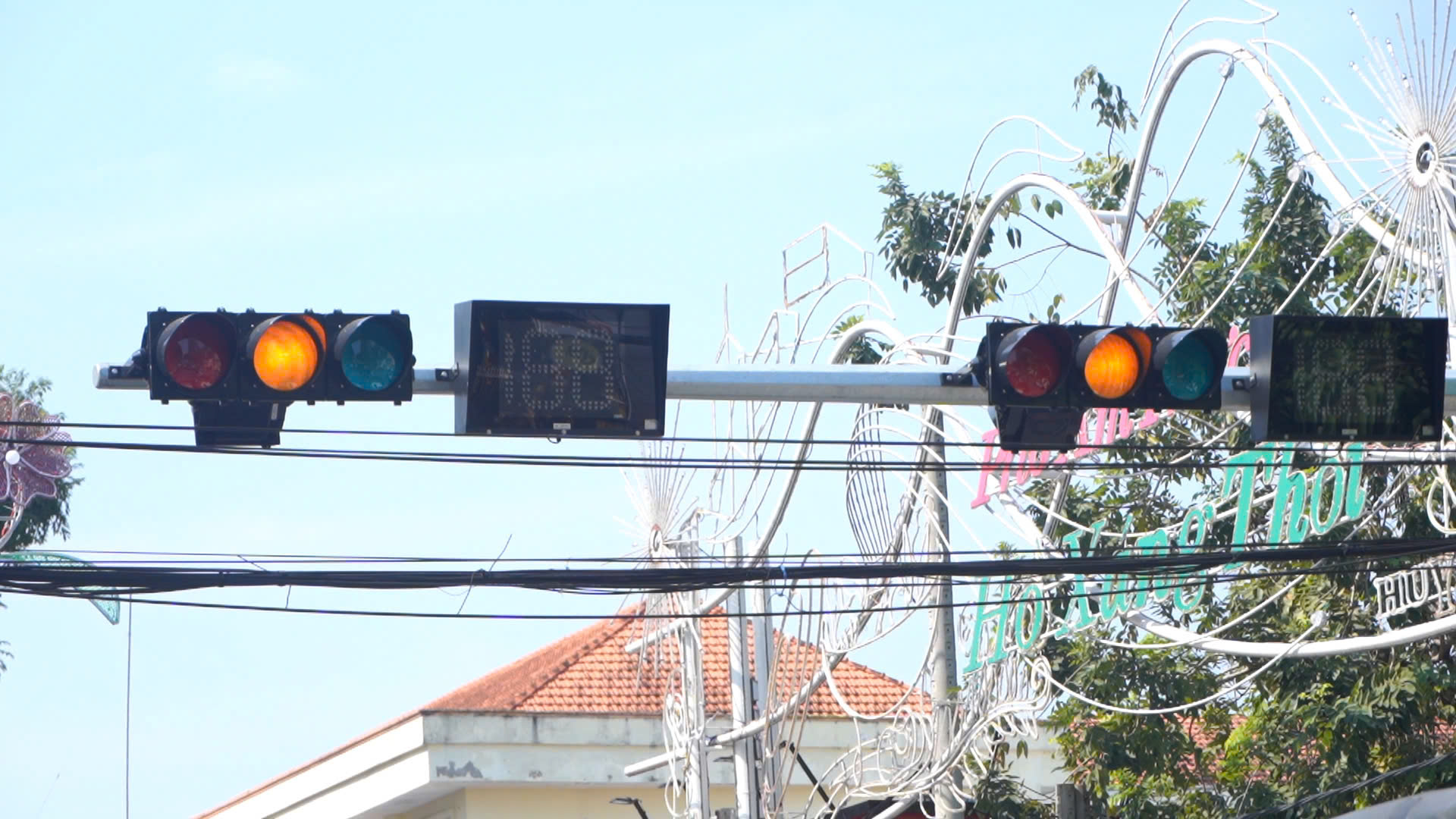 Cần Thơ: Nhiều đ&egrave;n t&iacute;n hiệu nhấp nh&aacute;y v&agrave;ng, người d&acirc;n kh&ocirc;ng d&aacute;m vượt- Ảnh 1.