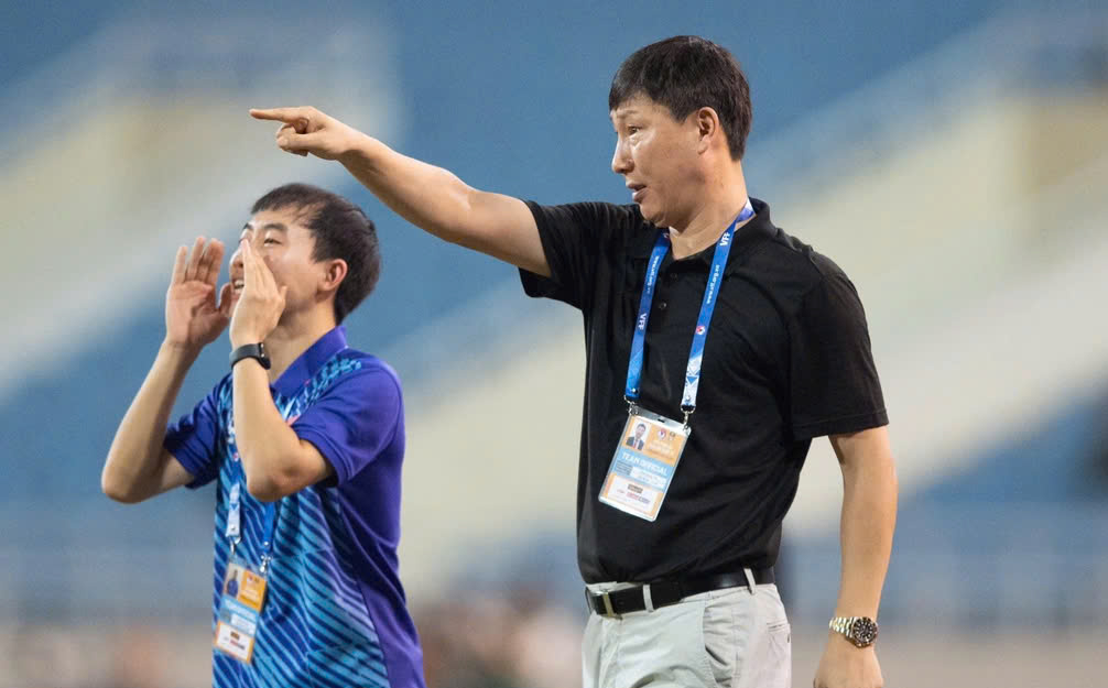 Sự trùng hợp kỳ lạ giữa HLV Kim Sang-sik và thầy Park ở tuyển Việt Nam- Ảnh 1. Sự trùng hợp kỳ lạ giữa HLV Kim Sang-sik và thầy Park ở tuyển Việt Nam- Ảnh 1.