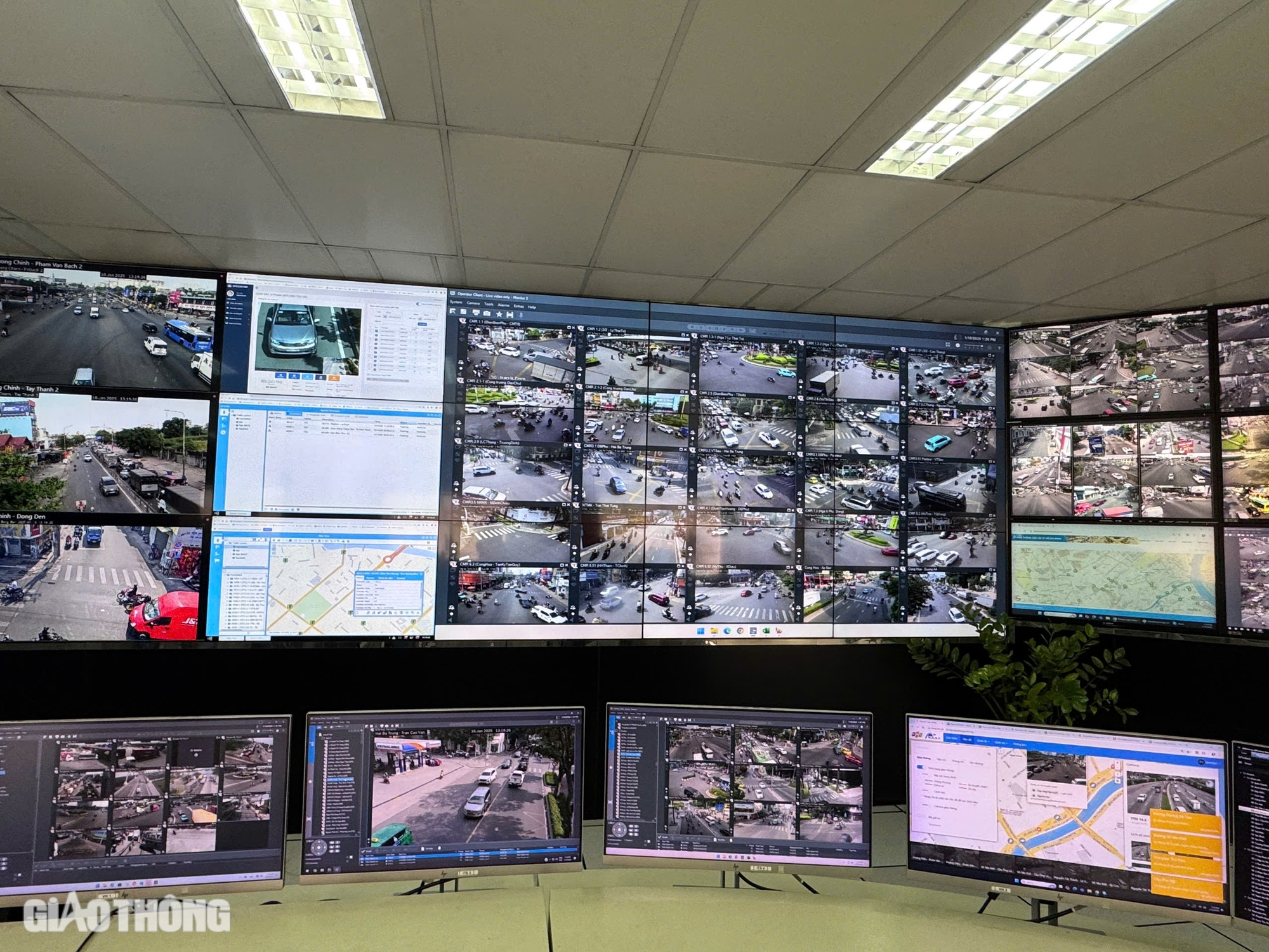 Vào "đầu não" giám sát giao thông ở TP.HCM những ngày cuối năm- Ảnh 3. Vào "đầu não" giám sát giao thông ở TP.HCM những ngày cuối năm- Ảnh 3.