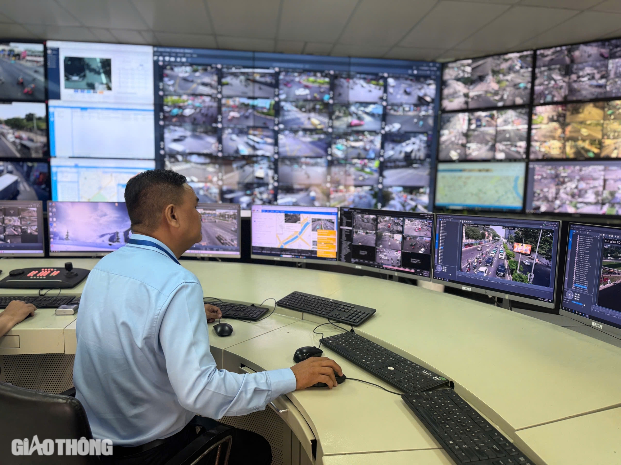 Vào "đầu não" giám sát giao thông ở TP.HCM những ngày cuối năm- Ảnh 4. Vào "đầu não" giám sát giao thông ở TP.HCM những ngày cuối năm- Ảnh 4.