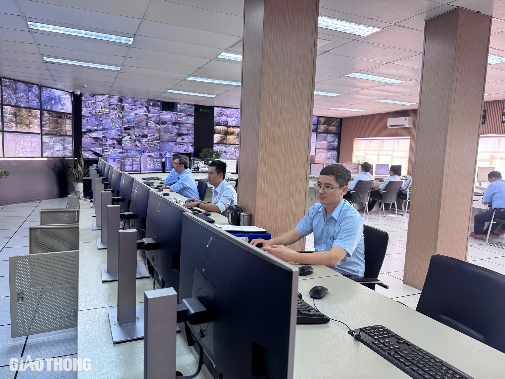 Vào "đầu não" giám sát giao thông ở TP.HCM những ngày cuối năm- Ảnh 1. Vào "đầu não" giám sát giao thông ở TP.HCM những ngày cuối năm- Ảnh 1.