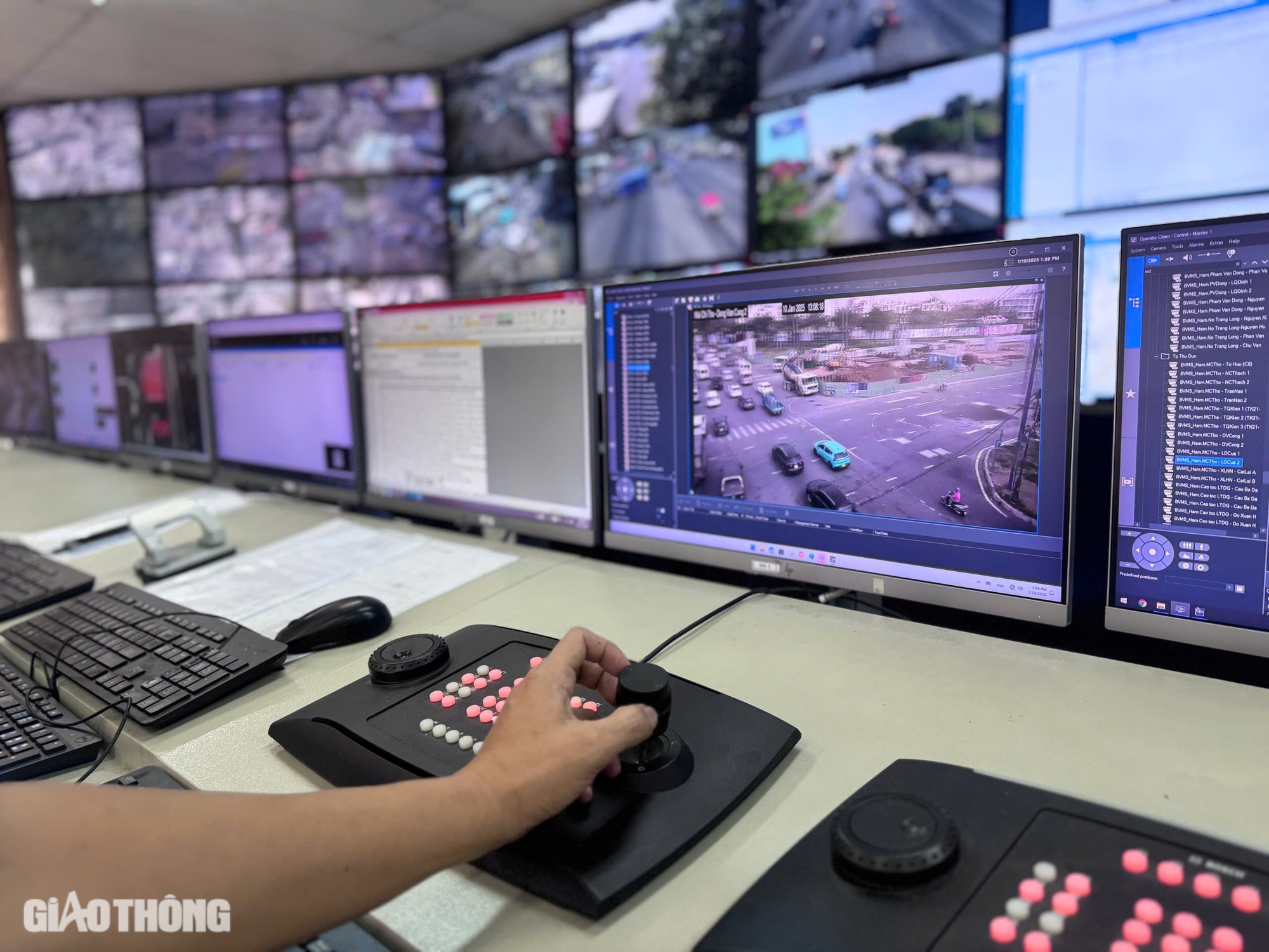 Vào "đầu não" giám sát giao thông ở TP.HCM những ngày cuối năm- Ảnh 10. Vào "đầu não" giám sát giao thông ở TP.HCM những ngày cuối năm- Ảnh 10.
