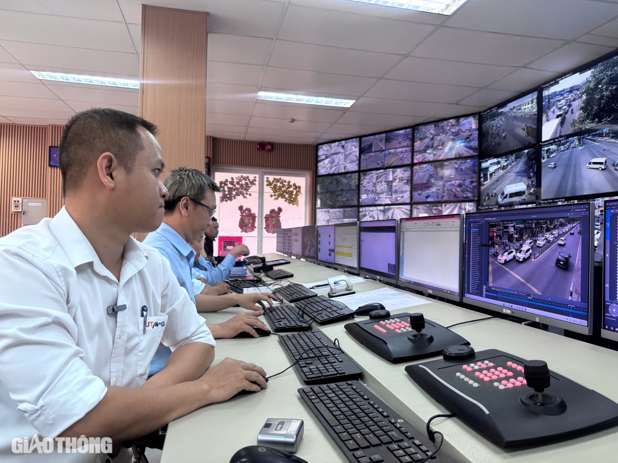 Vào "đầu não" giám sát giao thông ở TP.HCM những ngày cuối năm- Ảnh 5. Vào "đầu não" giám sát giao thông ở TP.HCM những ngày cuối năm- Ảnh 5.