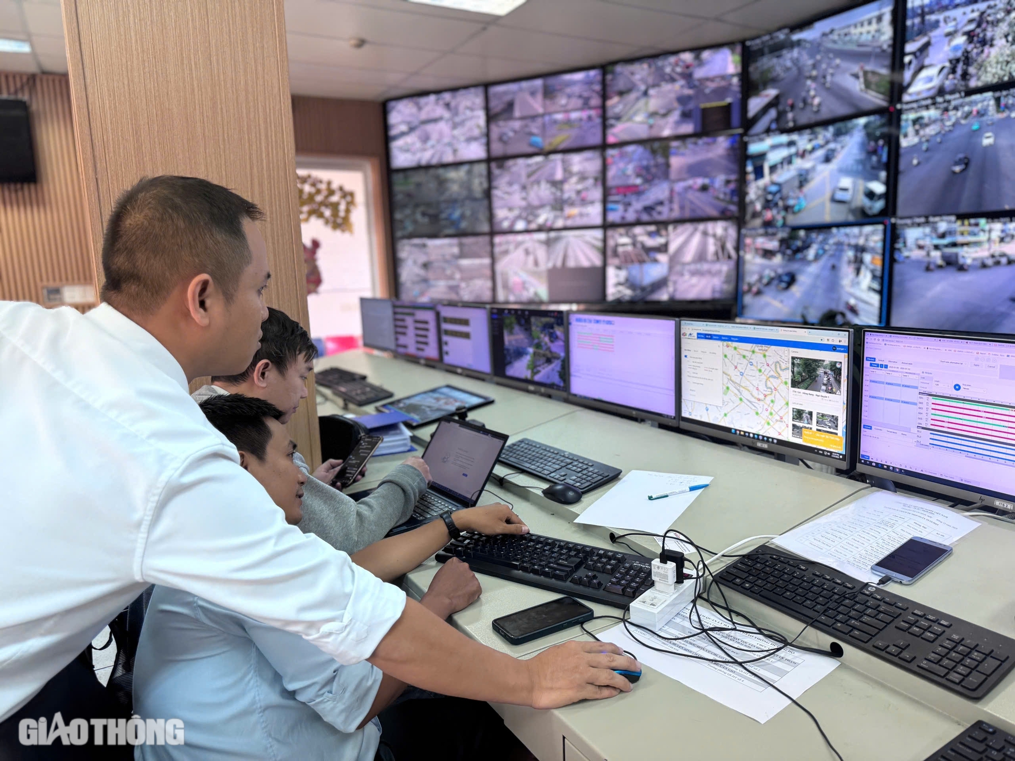 Vào "đầu não" giám sát giao thông ở TP.HCM những ngày cuối năm- Ảnh 13. Vào "đầu não" giám sát giao thông ở TP.HCM những ngày cuối năm- Ảnh 13.